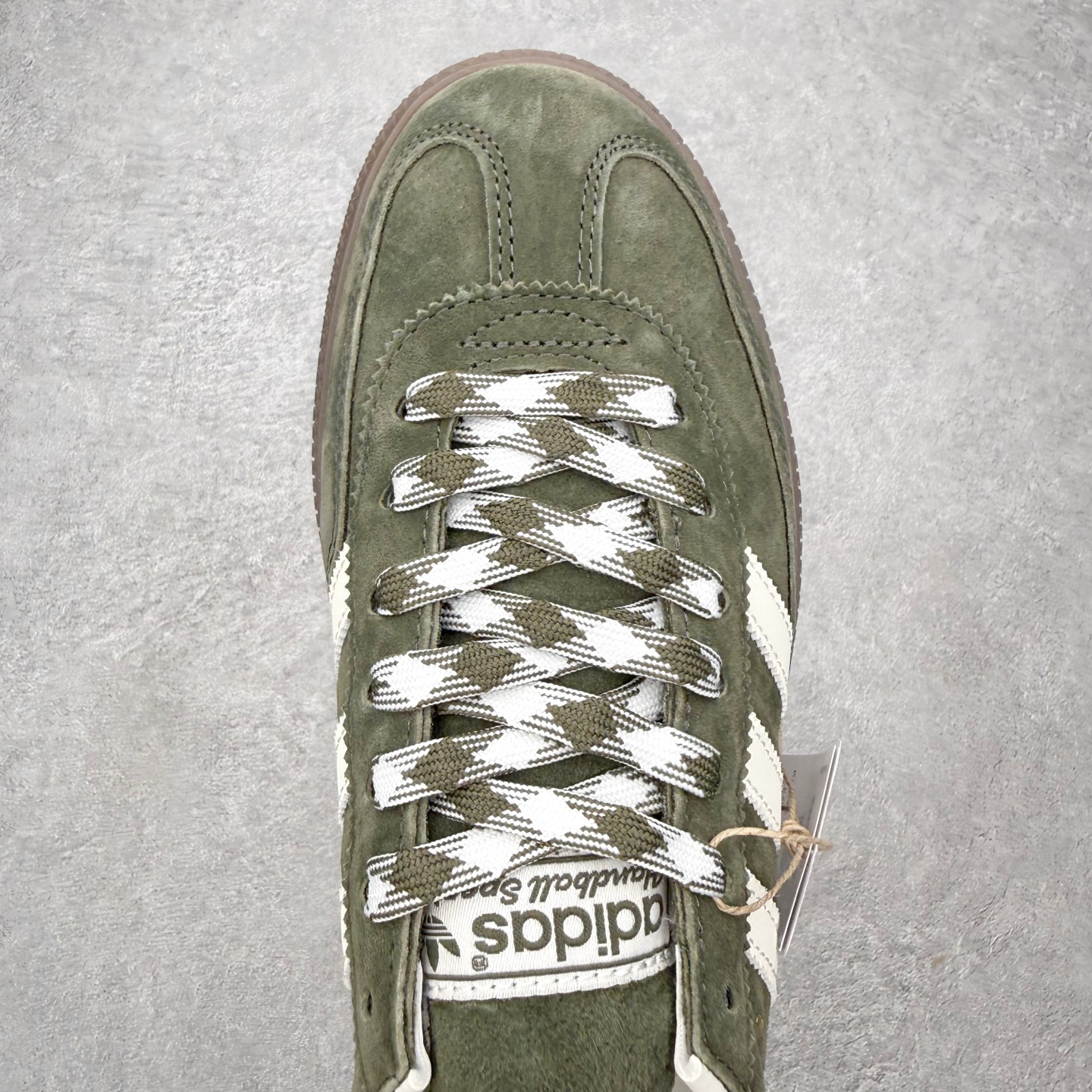 图片[4]-＃HZ AD Originals Handball SPZL 手球运动员系列百搭休闲运动板鞋 KI5940 口碑大厂出品 全网最全AD系列 品控大底版型不断改良更新 全套原纸板楦头开发 确保原汁原味 完美呈现版型 这款来自阿迪达斯的这款HANDBALL SPZL前身是一双手球运动鞋，这一次拿来复刻，所以鞋面的主要色彩选用了黑色， 鞋面外侧除了Spezial字母之外还有三叶草标志。Handball SPZL作为复古手球训练鞋与作为室内足球鞋的Samba有着异曲同工之处，但是质感更为出众的鞋身以及丰富的配色选择比起Samba来讲可以说是更胜一筹了！尺码：36 36⅔ 37⅓ 38 38⅔ 39⅓ 40 40⅔ 41⅓ 42 42⅔ 43⅓ 44 44⅔ 45-选品中心
