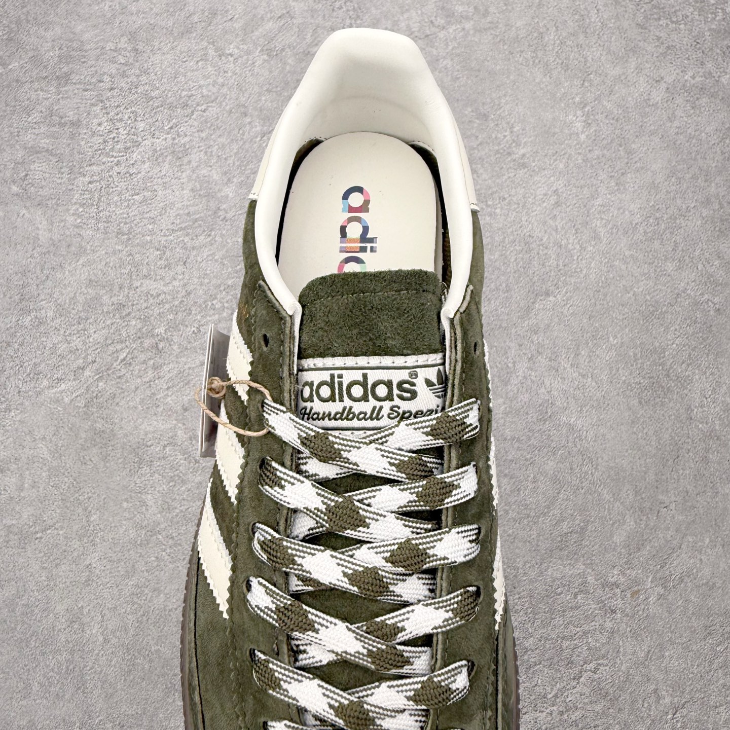 图片[5]-＃HZ AD Originals Handball SPZL 手球运动员系列百搭休闲运动板鞋 KI5940 口碑大厂出品 全网最全AD系列 品控大底版型不断改良更新 全套原纸板楦头开发 确保原汁原味 完美呈现版型 这款来自阿迪达斯的这款HANDBALL SPZL前身是一双手球运动鞋，这一次拿来复刻，所以鞋面的主要色彩选用了黑色， 鞋面外侧除了Spezial字母之外还有三叶草标志。Handball SPZL作为复古手球训练鞋与作为室内足球鞋的Samba有着异曲同工之处，但是质感更为出众的鞋身以及丰富的配色选择比起Samba来讲可以说是更胜一筹了！尺码：36 36⅔ 37⅓ 38 38⅔ 39⅓ 40 40⅔ 41⅓ 42 42⅔ 43⅓ 44 44⅔ 45-选品中心