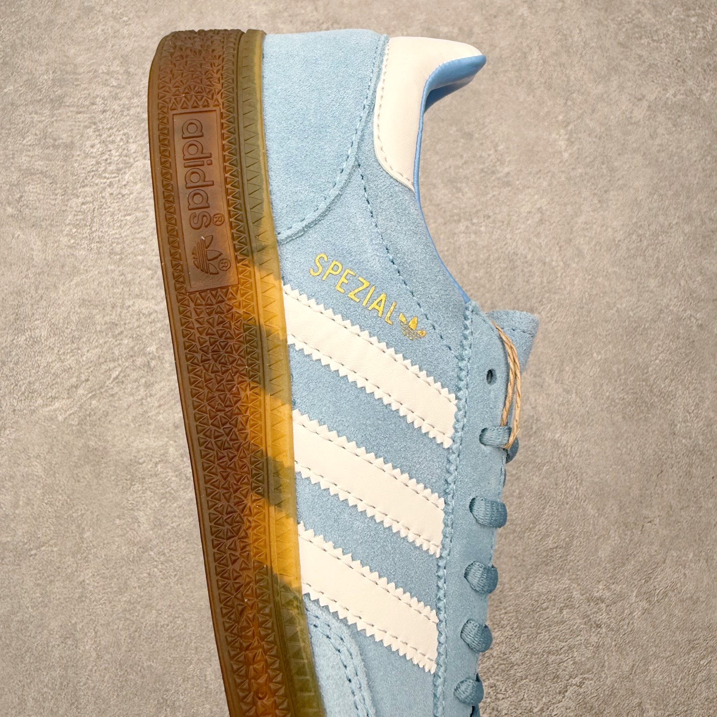图片[6]-＃HZ AD Originals Handball SPZL 手球运动员系列百搭休闲运动板鞋 BD7632 口碑大厂出品 全网最全AD系列 品控大底版型不断改良更新 全套原纸板楦头开发 确保原汁原味 完美呈现版型 这款来自阿迪达斯的这款HANDBALL SPZL前身是一双手球运动鞋，这一次拿来复刻，所以鞋面的主要色彩选用了黑色， 鞋面外侧除了Spezial字母之外还有三叶草标志。Handball SPZL作为复古手球训练鞋与作为室内足球鞋的Samba有着异曲同工之处，但是质感更为出众的鞋身以及丰富的配色选择比起Samba来讲可以说是更胜一筹了！尺码：36 36⅔ 37⅓ 38 38⅔ 39⅓ 40 40⅔ 41⅓ 42 42⅔ 43⅓ 44 44⅔ 45-选品中心
