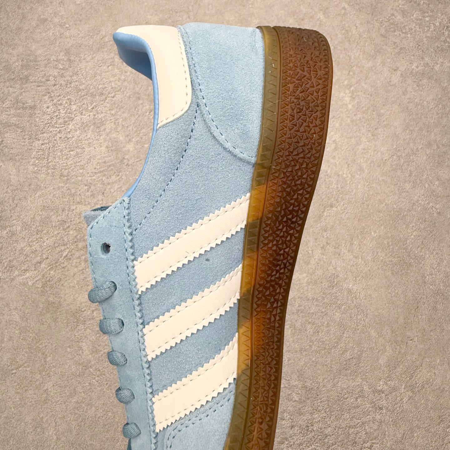 图片[7]-＃HZ AD Originals Handball SPZL 手球运动员系列百搭休闲运动板鞋 BD7632 口碑大厂出品 全网最全AD系列 品控大底版型不断改良更新 全套原纸板楦头开发 确保原汁原味 完美呈现版型 这款来自阿迪达斯的这款HANDBALL SPZL前身是一双手球运动鞋，这一次拿来复刻，所以鞋面的主要色彩选用了黑色， 鞋面外侧除了Spezial字母之外还有三叶草标志。Handball SPZL作为复古手球训练鞋与作为室内足球鞋的Samba有着异曲同工之处，但是质感更为出众的鞋身以及丰富的配色选择比起Samba来讲可以说是更胜一筹了！尺码：36 36⅔ 37⅓ 38 38⅔ 39⅓ 40 40⅔ 41⅓ 42 42⅔ 43⅓ 44 44⅔ 45-选品中心