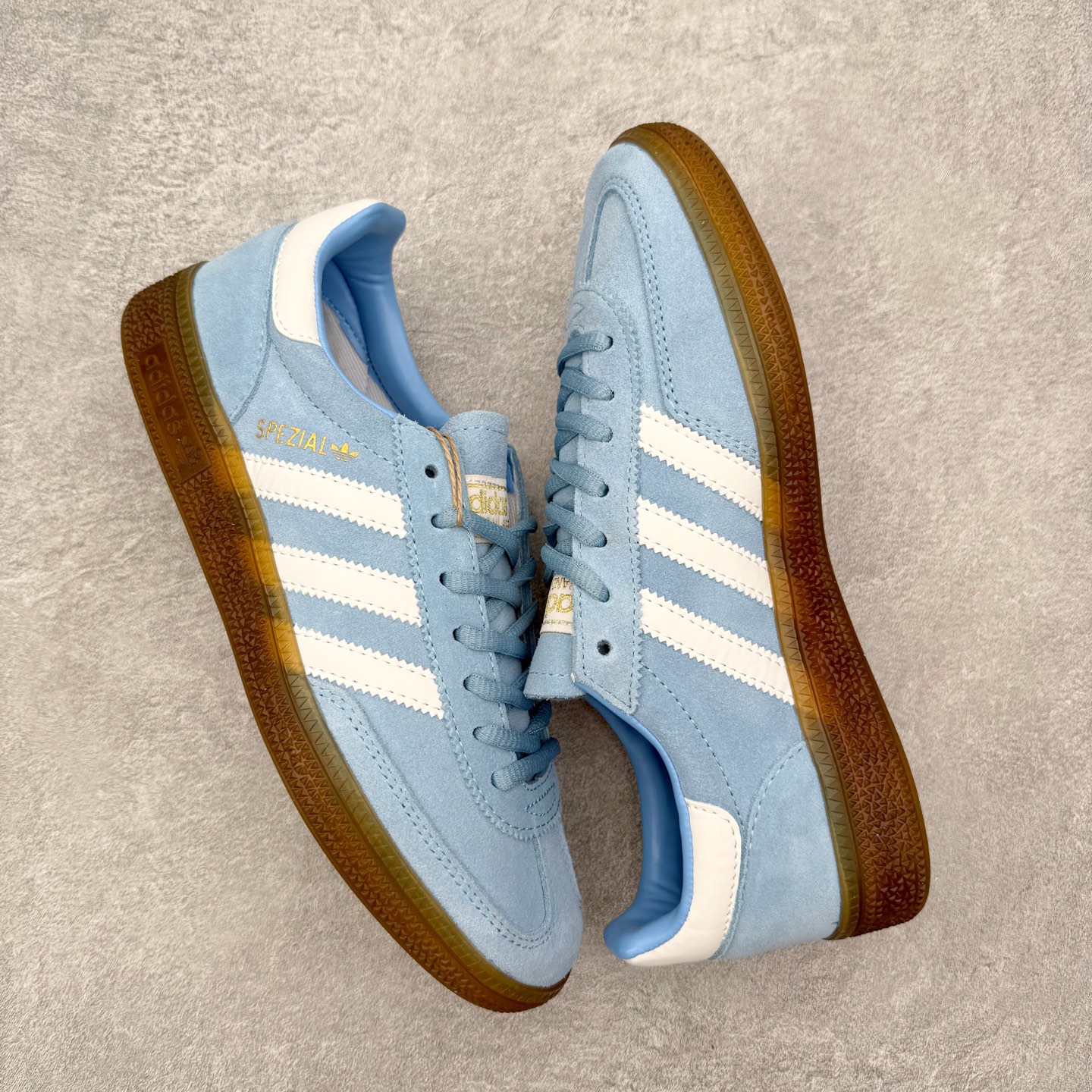 图片[3]-＃HZ AD Originals Handball SPZL 手球运动员系列百搭休闲运动板鞋 BD7632 口碑大厂出品 全网最全AD系列 品控大底版型不断改良更新 全套原纸板楦头开发 确保原汁原味 完美呈现版型 这款来自阿迪达斯的这款HANDBALL SPZL前身是一双手球运动鞋，这一次拿来复刻，所以鞋面的主要色彩选用了黑色， 鞋面外侧除了Spezial字母之外还有三叶草标志。Handball SPZL作为复古手球训练鞋与作为室内足球鞋的Samba有着异曲同工之处，但是质感更为出众的鞋身以及丰富的配色选择比起Samba来讲可以说是更胜一筹了！尺码：36 36⅔ 37⅓ 38 38⅔ 39⅓ 40 40⅔ 41⅓ 42 42⅔ 43⅓ 44 44⅔ 45-选品中心