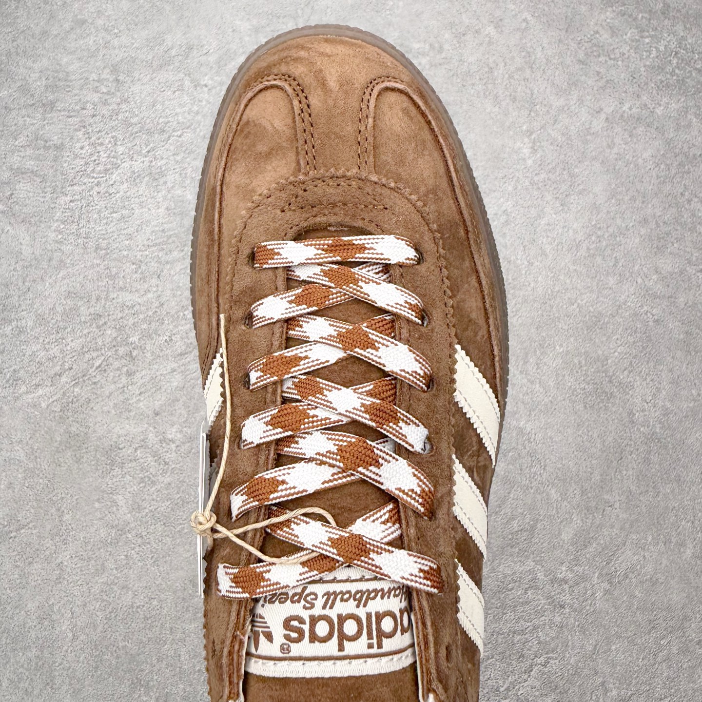 图片[4]-＃HZ AD Originals Handball SPZL 手球运动员系列百搭休闲运动板鞋 KI5938 口碑大厂出品 全网最全AD系列 品控大底版型不断改良更新 全套原纸板楦头开发 确保原汁原味 完美呈现版型 这款来自阿迪达斯的这款HANDBALL SPZL前身是一双手球运动鞋，这一次拿来复刻，所以鞋面的主要色彩选用了黑色， 鞋面外侧除了Spezial字母之外还有三叶草标志。Handball SPZL作为复古手球训练鞋与作为室内足球鞋的Samba有着异曲同工之处，但是质感更为出众的鞋身以及丰富的配色选择比起Samba来讲可以说是更胜一筹了！尺码：36 36⅔ 37⅓ 38 38⅔ 39⅓ 40 40⅔ 41⅓ 42 42⅔ 43⅓ 44 44⅔ 45-选品中心