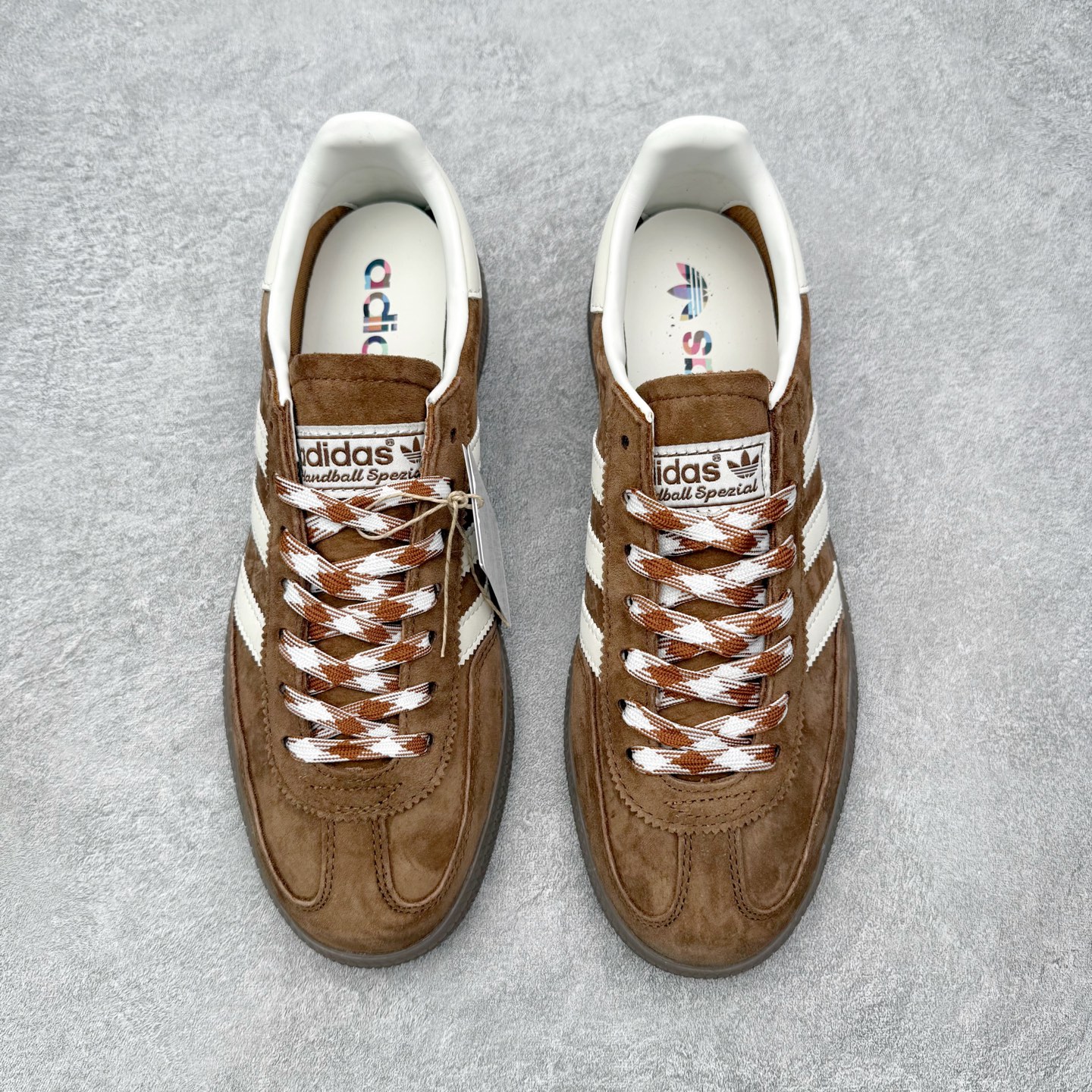 图片[2]-＃HZ AD Originals Handball SPZL 手球运动员系列百搭休闲运动板鞋 KI5938 口碑大厂出品 全网最全AD系列 品控大底版型不断改良更新 全套原纸板楦头开发 确保原汁原味 完美呈现版型 这款来自阿迪达斯的这款HANDBALL SPZL前身是一双手球运动鞋，这一次拿来复刻，所以鞋面的主要色彩选用了黑色， 鞋面外侧除了Spezial字母之外还有三叶草标志。Handball SPZL作为复古手球训练鞋与作为室内足球鞋的Samba有着异曲同工之处，但是质感更为出众的鞋身以及丰富的配色选择比起Samba来讲可以说是更胜一筹了！尺码：36 36⅔ 37⅓ 38 38⅔ 39⅓ 40 40⅔ 41⅓ 42 42⅔ 43⅓ 44 44⅔ 45-选品中心
