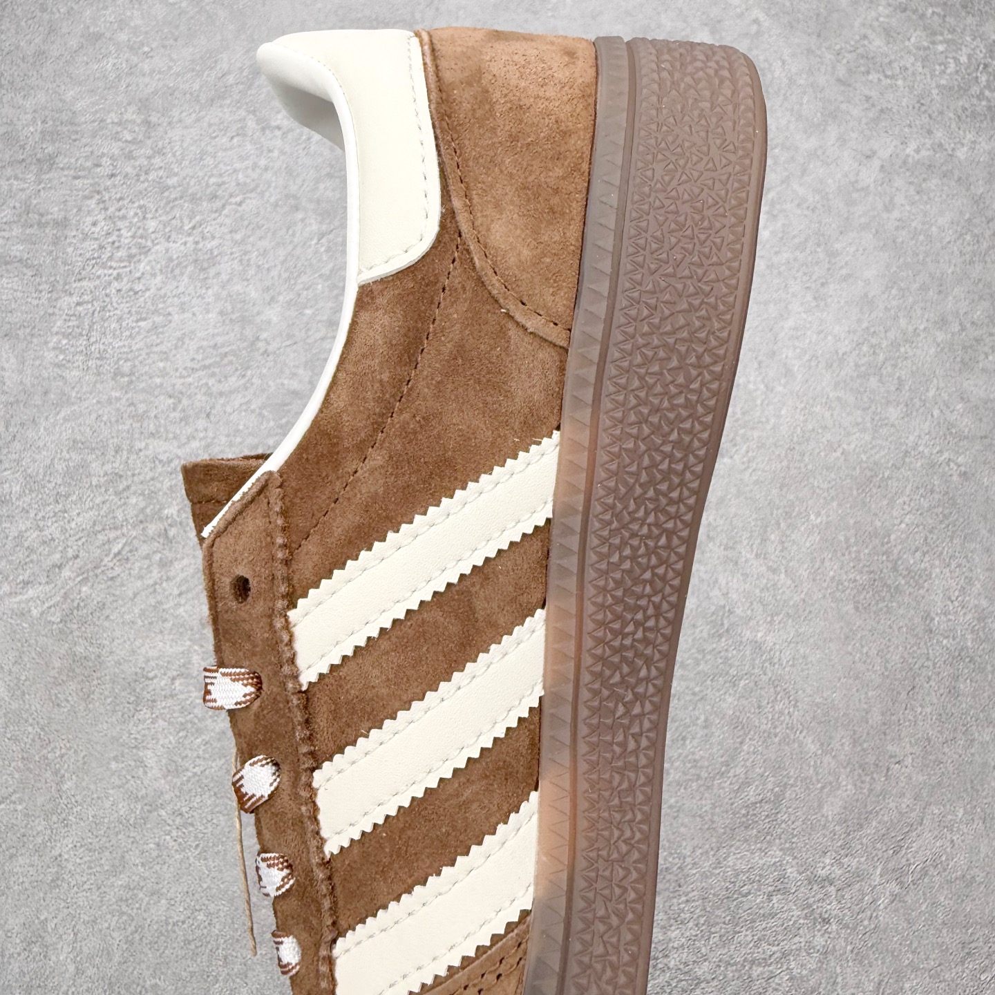 图片[7]-＃HZ AD Originals Handball SPZL 手球运动员系列百搭休闲运动板鞋 KI5938 口碑大厂出品 全网最全AD系列 品控大底版型不断改良更新 全套原纸板楦头开发 确保原汁原味 完美呈现版型 这款来自阿迪达斯的这款HANDBALL SPZL前身是一双手球运动鞋，这一次拿来复刻，所以鞋面的主要色彩选用了黑色， 鞋面外侧除了Spezial字母之外还有三叶草标志。Handball SPZL作为复古手球训练鞋与作为室内足球鞋的Samba有着异曲同工之处，但是质感更为出众的鞋身以及丰富的配色选择比起Samba来讲可以说是更胜一筹了！尺码：36 36⅔ 37⅓ 38 38⅔ 39⅓ 40 40⅔ 41⅓ 42 42⅔ 43⅓ 44 44⅔ 45-选品中心