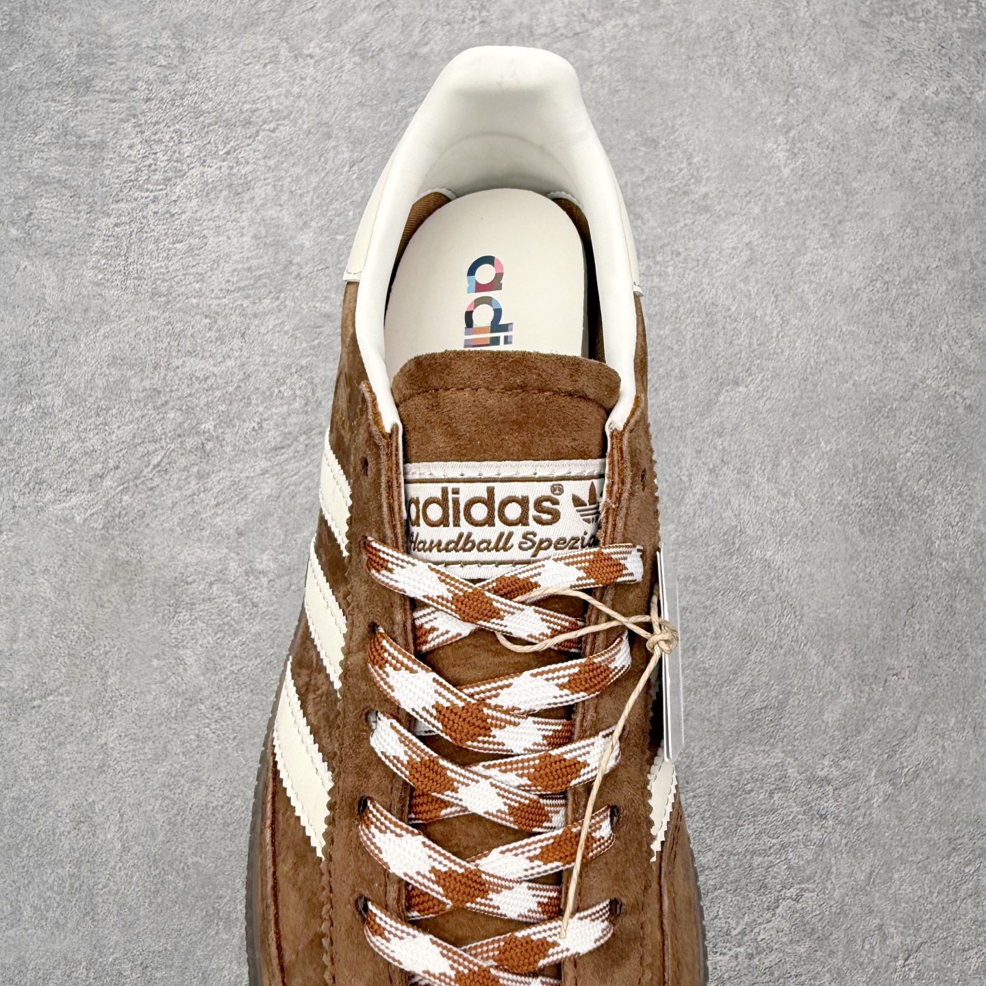 图片[5]-＃HZ AD Originals Handball SPZL 手球运动员系列百搭休闲运动板鞋 KI5938 口碑大厂出品 全网最全AD系列 品控大底版型不断改良更新 全套原纸板楦头开发 确保原汁原味 完美呈现版型 这款来自阿迪达斯的这款HANDBALL SPZL前身是一双手球运动鞋，这一次拿来复刻，所以鞋面的主要色彩选用了黑色， 鞋面外侧除了Spezial字母之外还有三叶草标志。Handball SPZL作为复古手球训练鞋与作为室内足球鞋的Samba有着异曲同工之处，但是质感更为出众的鞋身以及丰富的配色选择比起Samba来讲可以说是更胜一筹了！尺码：36 36⅔ 37⅓ 38 38⅔ 39⅓ 40 40⅔ 41⅓ 42 42⅔ 43⅓ 44 44⅔ 45-选品中心