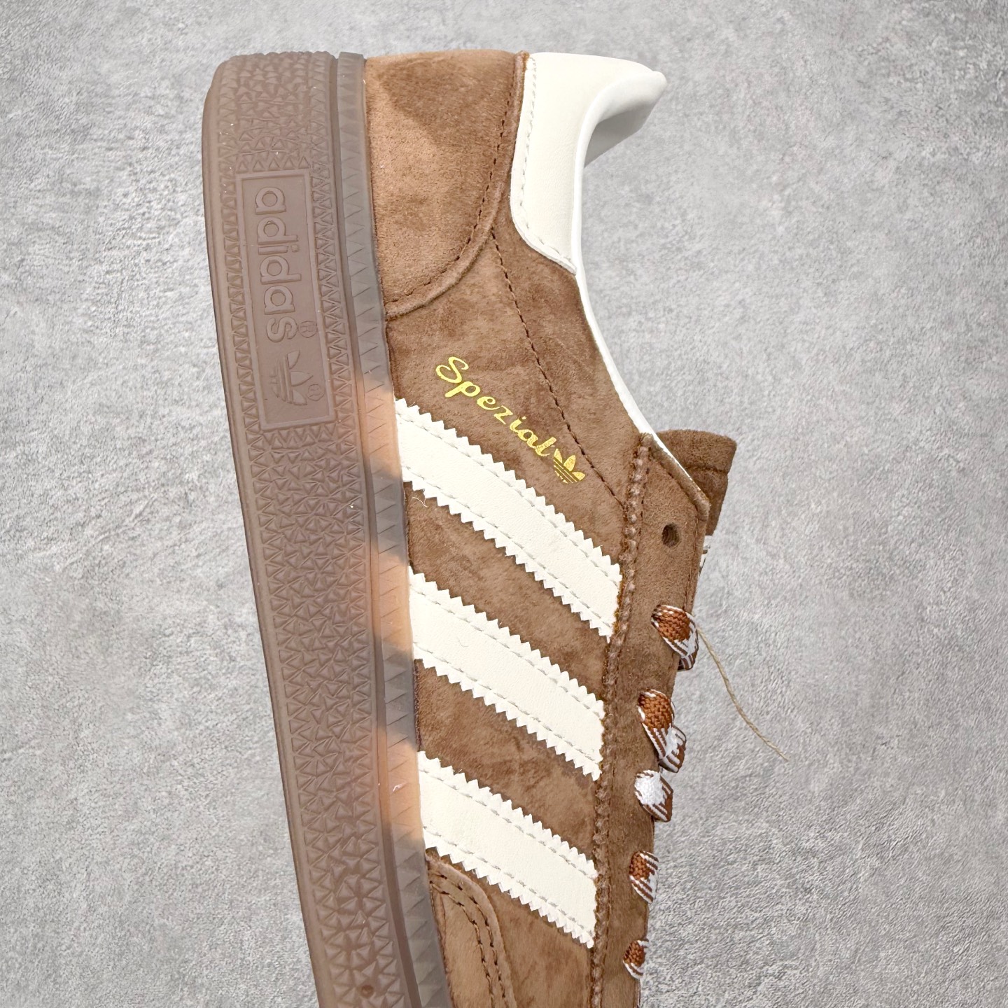 图片[6]-＃HZ AD Originals Handball SPZL 手球运动员系列百搭休闲运动板鞋 KI5938 口碑大厂出品 全网最全AD系列 品控大底版型不断改良更新 全套原纸板楦头开发 确保原汁原味 完美呈现版型 这款来自阿迪达斯的这款HANDBALL SPZL前身是一双手球运动鞋，这一次拿来复刻，所以鞋面的主要色彩选用了黑色， 鞋面外侧除了Spezial字母之外还有三叶草标志。Handball SPZL作为复古手球训练鞋与作为室内足球鞋的Samba有着异曲同工之处，但是质感更为出众的鞋身以及丰富的配色选择比起Samba来讲可以说是更胜一筹了！尺码：36 36⅔ 37⅓ 38 38⅔ 39⅓ 40 40⅔ 41⅓ 42 42⅔ 43⅓ 44 44⅔ 45-选品中心