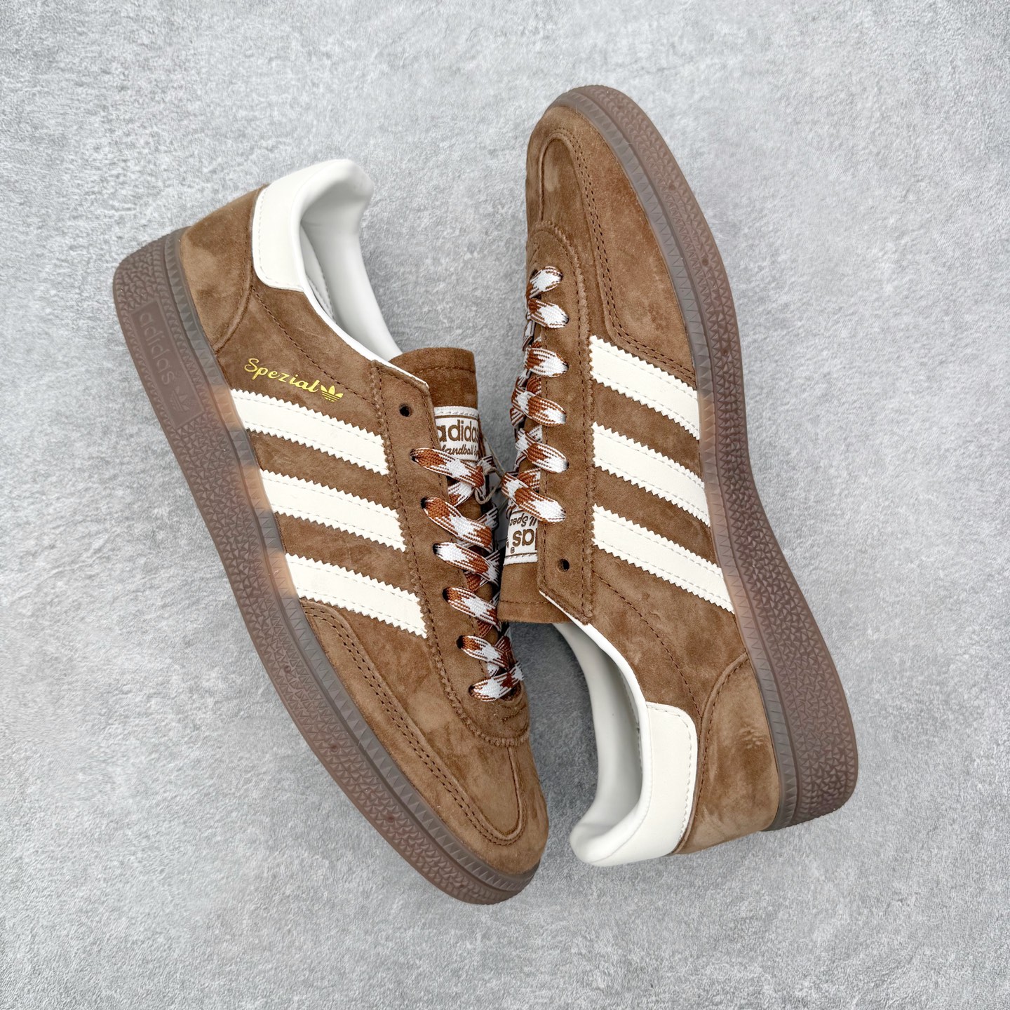 图片[3]-＃HZ AD Originals Handball SPZL 手球运动员系列百搭休闲运动板鞋 KI5938 口碑大厂出品 全网最全AD系列 品控大底版型不断改良更新 全套原纸板楦头开发 确保原汁原味 完美呈现版型 这款来自阿迪达斯的这款HANDBALL SPZL前身是一双手球运动鞋，这一次拿来复刻，所以鞋面的主要色彩选用了黑色， 鞋面外侧除了Spezial字母之外还有三叶草标志。Handball SPZL作为复古手球训练鞋与作为室内足球鞋的Samba有着异曲同工之处，但是质感更为出众的鞋身以及丰富的配色选择比起Samba来讲可以说是更胜一筹了！尺码：36 36⅔ 37⅓ 38 38⅔ 39⅓ 40 40⅔ 41⅓ 42 42⅔ 43⅓ 44 44⅔ 45-选品中心