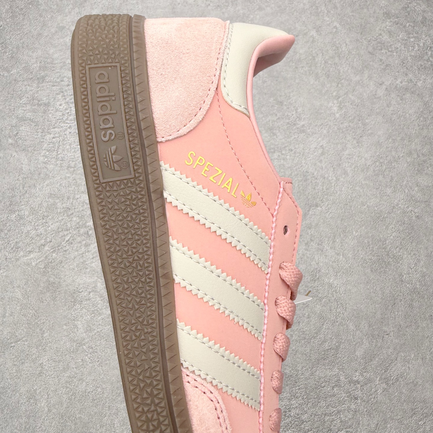 图片[6]-＃HZ AD Originals Handball SPZL 手球运动员系列百搭休闲运动板鞋 JI2646 口碑大厂出品 全网最全AD系列 品控大底版型不断改良更新 全套原纸板楦头开发 确保原汁原味 完美呈现版型 这款来自阿迪达斯的这款HANDBALL SPZL前身是一双手球运动鞋，这一次拿来复刻，所以鞋面的主要色彩选用了黑色， 鞋面外侧除了Spezial字母之外还有三叶草标志。Handball SPZL作为复古手球训练鞋与作为室内足球鞋的Samba有着异曲同工之处，但是质感更为出众的鞋身以及丰富的配色选择比起Samba来讲可以说是更胜一筹了！尺码：36 36⅔ 37⅓ 38 38⅔ 39⅓ 40 40⅔ 41⅓ 42 42⅔ 43⅓ 44 44⅔ 45-选品中心