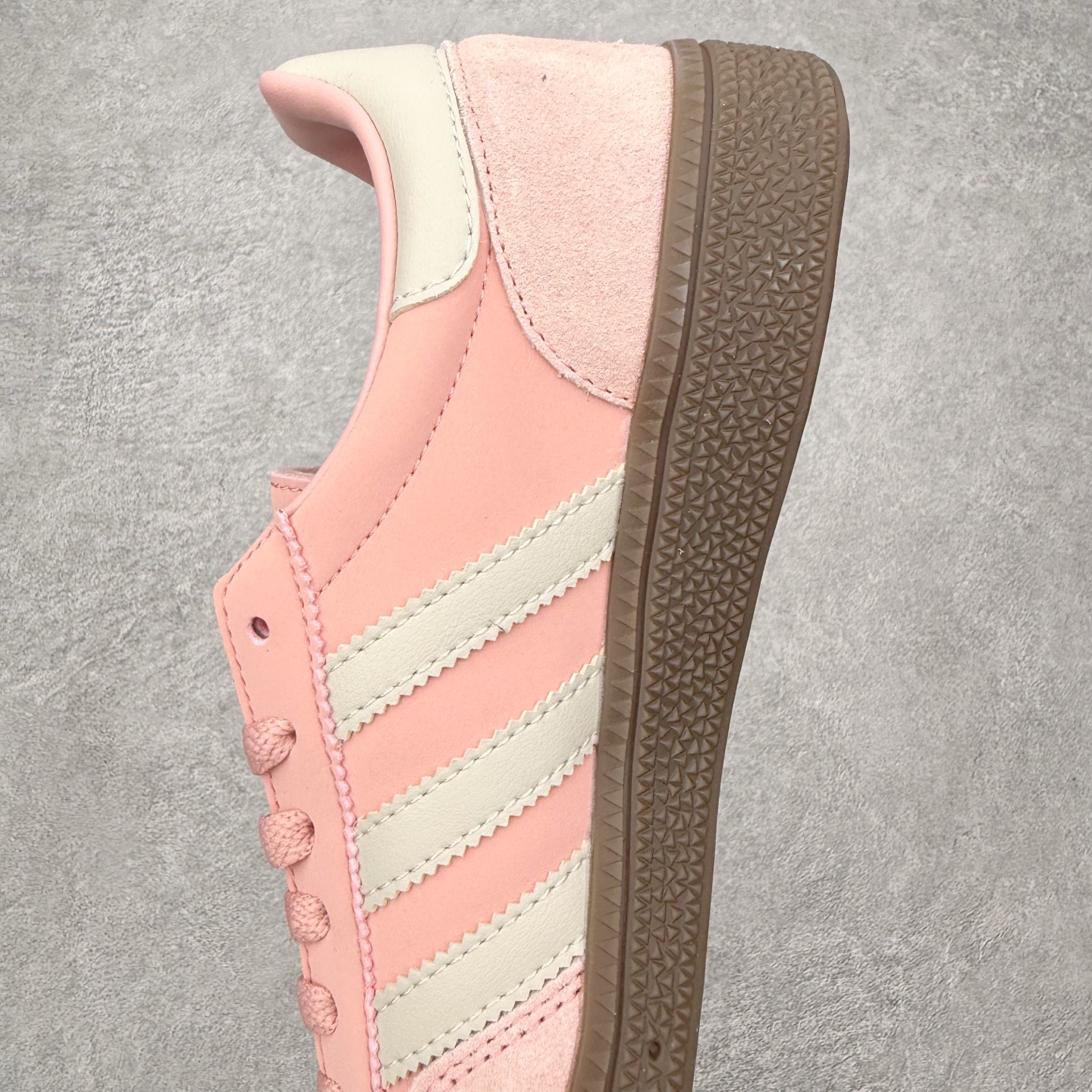 图片[7]-＃HZ AD Originals Handball SPZL 手球运动员系列百搭休闲运动板鞋 JI2646 口碑大厂出品 全网最全AD系列 品控大底版型不断改良更新 全套原纸板楦头开发 确保原汁原味 完美呈现版型 这款来自阿迪达斯的这款HANDBALL SPZL前身是一双手球运动鞋，这一次拿来复刻，所以鞋面的主要色彩选用了黑色， 鞋面外侧除了Spezial字母之外还有三叶草标志。Handball SPZL作为复古手球训练鞋与作为室内足球鞋的Samba有着异曲同工之处，但是质感更为出众的鞋身以及丰富的配色选择比起Samba来讲可以说是更胜一筹了！尺码：36 36⅔ 37⅓ 38 38⅔ 39⅓ 40 40⅔ 41⅓ 42 42⅔ 43⅓ 44 44⅔ 45-选品中心