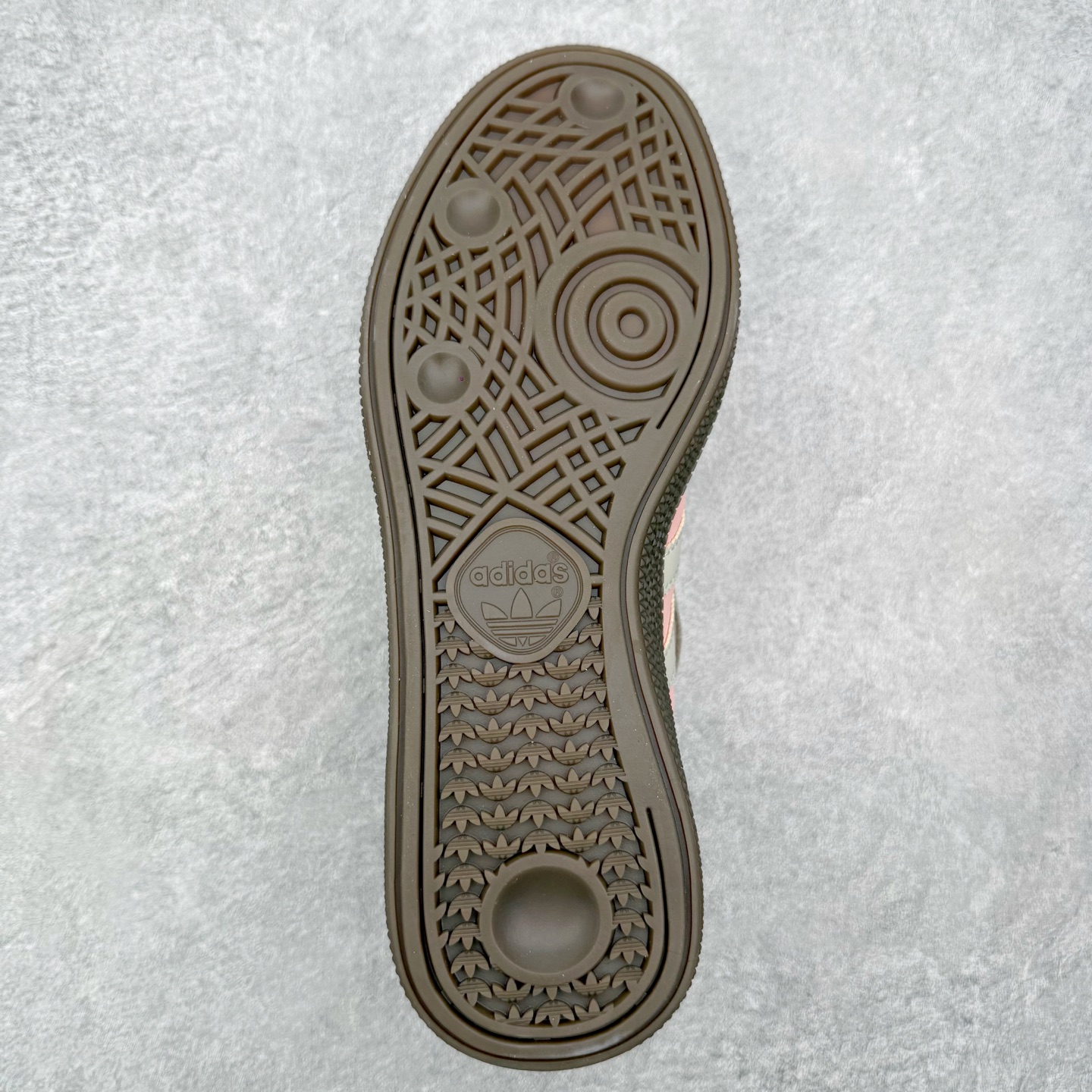 图片[9]-＃HZ AD Originals Handball SPZL 手球运动员系列百搭休闲运动板鞋 JI2646 口碑大厂出品 全网最全AD系列 品控大底版型不断改良更新 全套原纸板楦头开发 确保原汁原味 完美呈现版型 这款来自阿迪达斯的这款HANDBALL SPZL前身是一双手球运动鞋，这一次拿来复刻，所以鞋面的主要色彩选用了黑色， 鞋面外侧除了Spezial字母之外还有三叶草标志。Handball SPZL作为复古手球训练鞋与作为室内足球鞋的Samba有着异曲同工之处，但是质感更为出众的鞋身以及丰富的配色选择比起Samba来讲可以说是更胜一筹了！尺码：36 36⅔ 37⅓ 38 38⅔ 39⅓ 40 40⅔ 41⅓ 42 42⅔ 43⅓ 44 44⅔ 45-选品中心