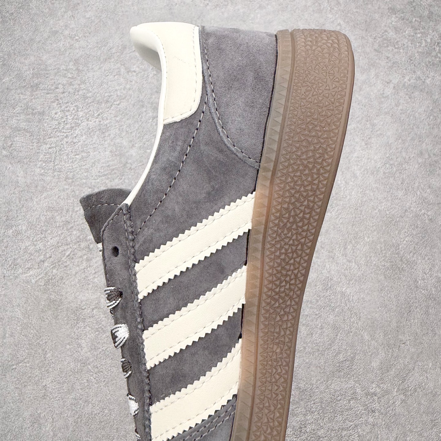 图片[7]-＃HZ AD Originals Handball SPZL 手球运动员系列百搭休闲运动板鞋 KJ6303 口碑大厂出品 全网最全AD系列 品控大底版型不断改良更新 全套原纸板楦头开发 确保原汁原味 完美呈现版型 这款来自阿迪达斯的这款HANDBALL SPZL前身是一双手球运动鞋，这一次拿来复刻，所以鞋面的主要色彩选用了黑色， 鞋面外侧除了Spezial字母之外还有三叶草标志。Handball SPZL作为复古手球训练鞋与作为室内足球鞋的Samba有着异曲同工之处，但是质感更为出众的鞋身以及丰富的配色选择比起Samba来讲可以说是更胜一筹了！尺码：36 36⅔ 37⅓ 38 38⅔ 39⅓ 40 40⅔ 41⅓ 42 42⅔ 43⅓ 44 44⅔ 45-选品中心