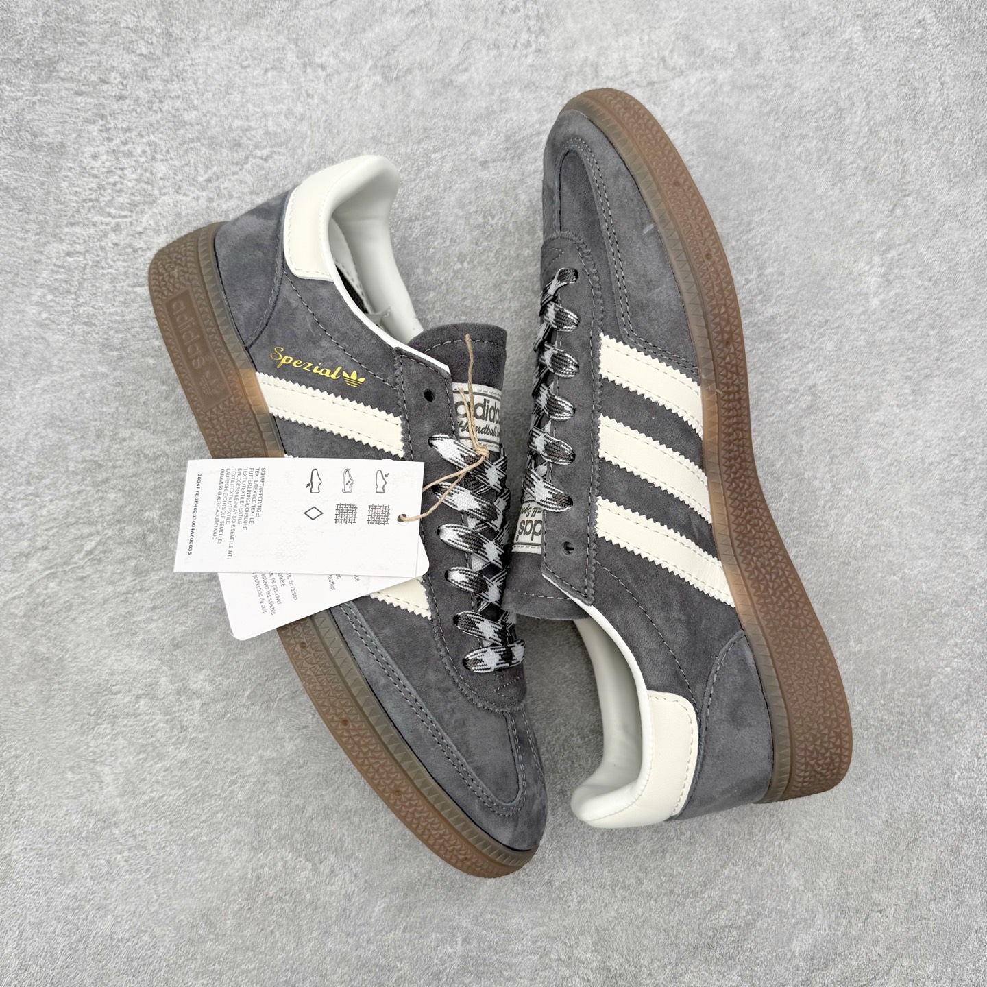 图片[3]-＃HZ AD Originals Handball SPZL 手球运动员系列百搭休闲运动板鞋 KJ6303 口碑大厂出品 全网最全AD系列 品控大底版型不断改良更新 全套原纸板楦头开发 确保原汁原味 完美呈现版型 这款来自阿迪达斯的这款HANDBALL SPZL前身是一双手球运动鞋，这一次拿来复刻，所以鞋面的主要色彩选用了黑色， 鞋面外侧除了Spezial字母之外还有三叶草标志。Handball SPZL作为复古手球训练鞋与作为室内足球鞋的Samba有着异曲同工之处，但是质感更为出众的鞋身以及丰富的配色选择比起Samba来讲可以说是更胜一筹了！尺码：36 36⅔ 37⅓ 38 38⅔ 39⅓ 40 40⅔ 41⅓ 42 42⅔ 43⅓ 44 44⅔ 45-选品中心
