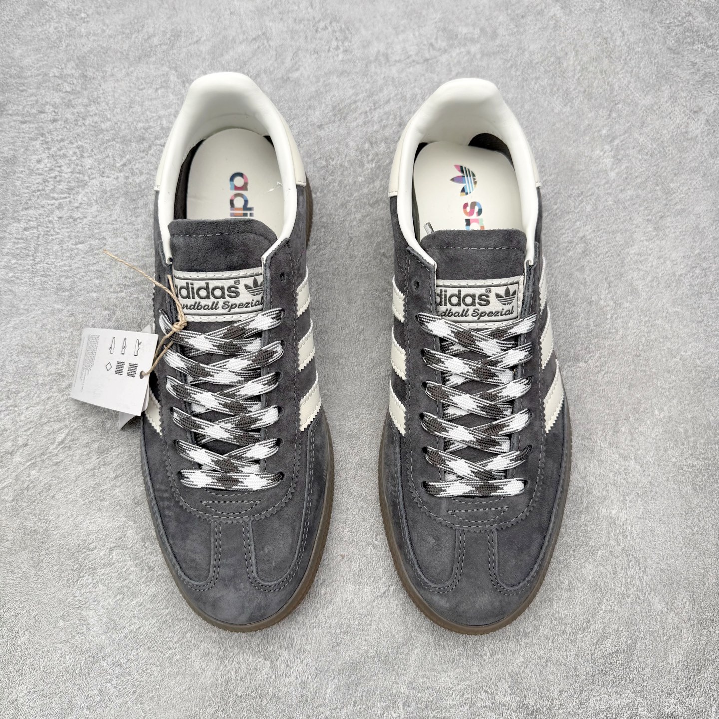 图片[2]-＃HZ AD Originals Handball SPZL 手球运动员系列百搭休闲运动板鞋 KJ6303 口碑大厂出品 全网最全AD系列 品控大底版型不断改良更新 全套原纸板楦头开发 确保原汁原味 完美呈现版型 这款来自阿迪达斯的这款HANDBALL SPZL前身是一双手球运动鞋，这一次拿来复刻，所以鞋面的主要色彩选用了黑色， 鞋面外侧除了Spezial字母之外还有三叶草标志。Handball SPZL作为复古手球训练鞋与作为室内足球鞋的Samba有着异曲同工之处，但是质感更为出众的鞋身以及丰富的配色选择比起Samba来讲可以说是更胜一筹了！尺码：36 36⅔ 37⅓ 38 38⅔ 39⅓ 40 40⅔ 41⅓ 42 42⅔ 43⅓ 44 44⅔ 45-选品中心