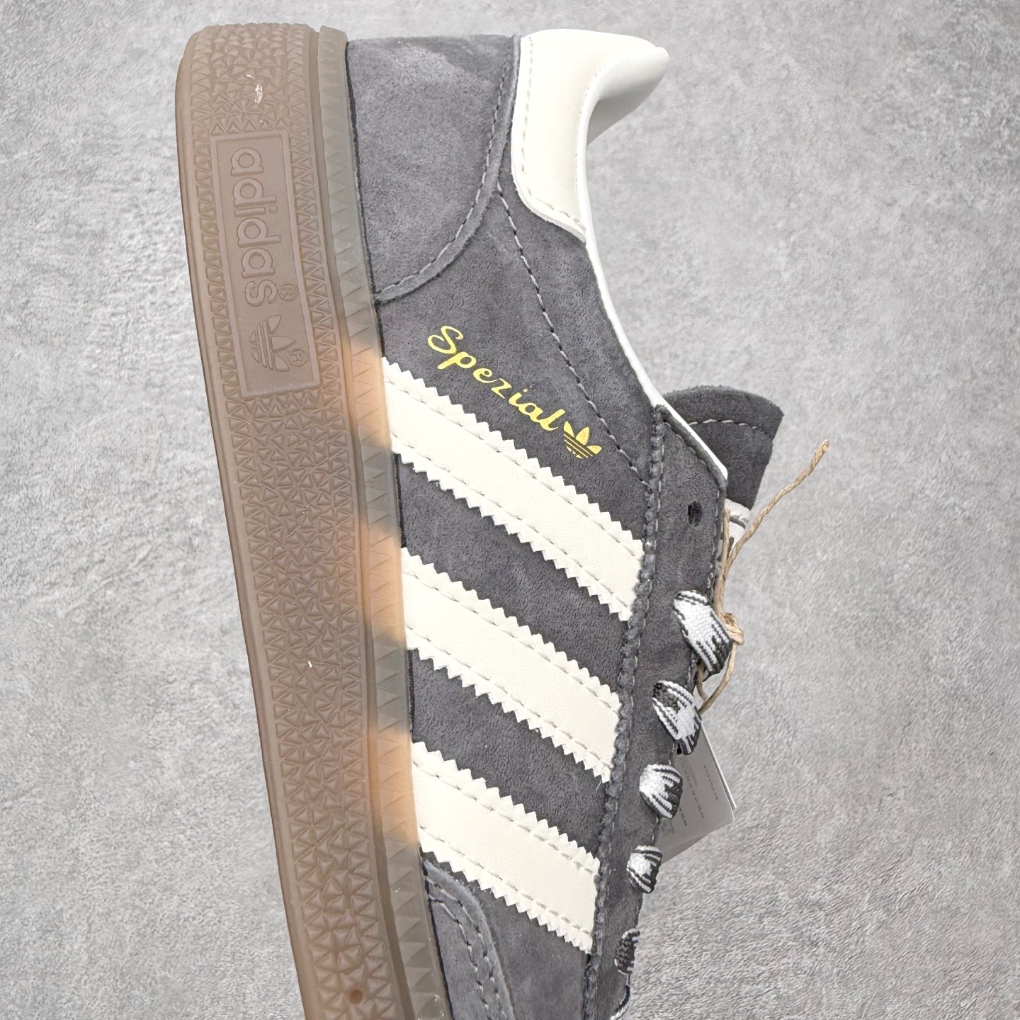 图片[6]-＃HZ AD Originals Handball SPZL 手球运动员系列百搭休闲运动板鞋 KJ6303 口碑大厂出品 全网最全AD系列 品控大底版型不断改良更新 全套原纸板楦头开发 确保原汁原味 完美呈现版型 这款来自阿迪达斯的这款HANDBALL SPZL前身是一双手球运动鞋，这一次拿来复刻，所以鞋面的主要色彩选用了黑色， 鞋面外侧除了Spezial字母之外还有三叶草标志。Handball SPZL作为复古手球训练鞋与作为室内足球鞋的Samba有着异曲同工之处，但是质感更为出众的鞋身以及丰富的配色选择比起Samba来讲可以说是更胜一筹了！尺码：36 36⅔ 37⅓ 38 38⅔ 39⅓ 40 40⅔ 41⅓ 42 42⅔ 43⅓ 44 44⅔ 45-选品中心