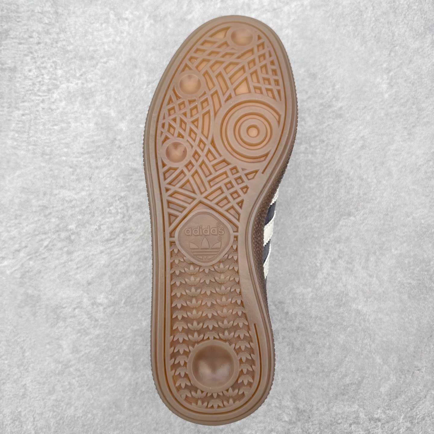 图片[9]-＃HZ AD Originals Handball SPZL 手球运动员系列百搭休闲运动板鞋 KJ6303 口碑大厂出品 全网最全AD系列 品控大底版型不断改良更新 全套原纸板楦头开发 确保原汁原味 完美呈现版型 这款来自阿迪达斯的这款HANDBALL SPZL前身是一双手球运动鞋，这一次拿来复刻，所以鞋面的主要色彩选用了黑色， 鞋面外侧除了Spezial字母之外还有三叶草标志。Handball SPZL作为复古手球训练鞋与作为室内足球鞋的Samba有着异曲同工之处，但是质感更为出众的鞋身以及丰富的配色选择比起Samba来讲可以说是更胜一筹了！尺码：36 36⅔ 37⅓ 38 38⅔ 39⅓ 40 40⅔ 41⅓ 42 42⅔ 43⅓ 44 44⅔ 45-选品中心