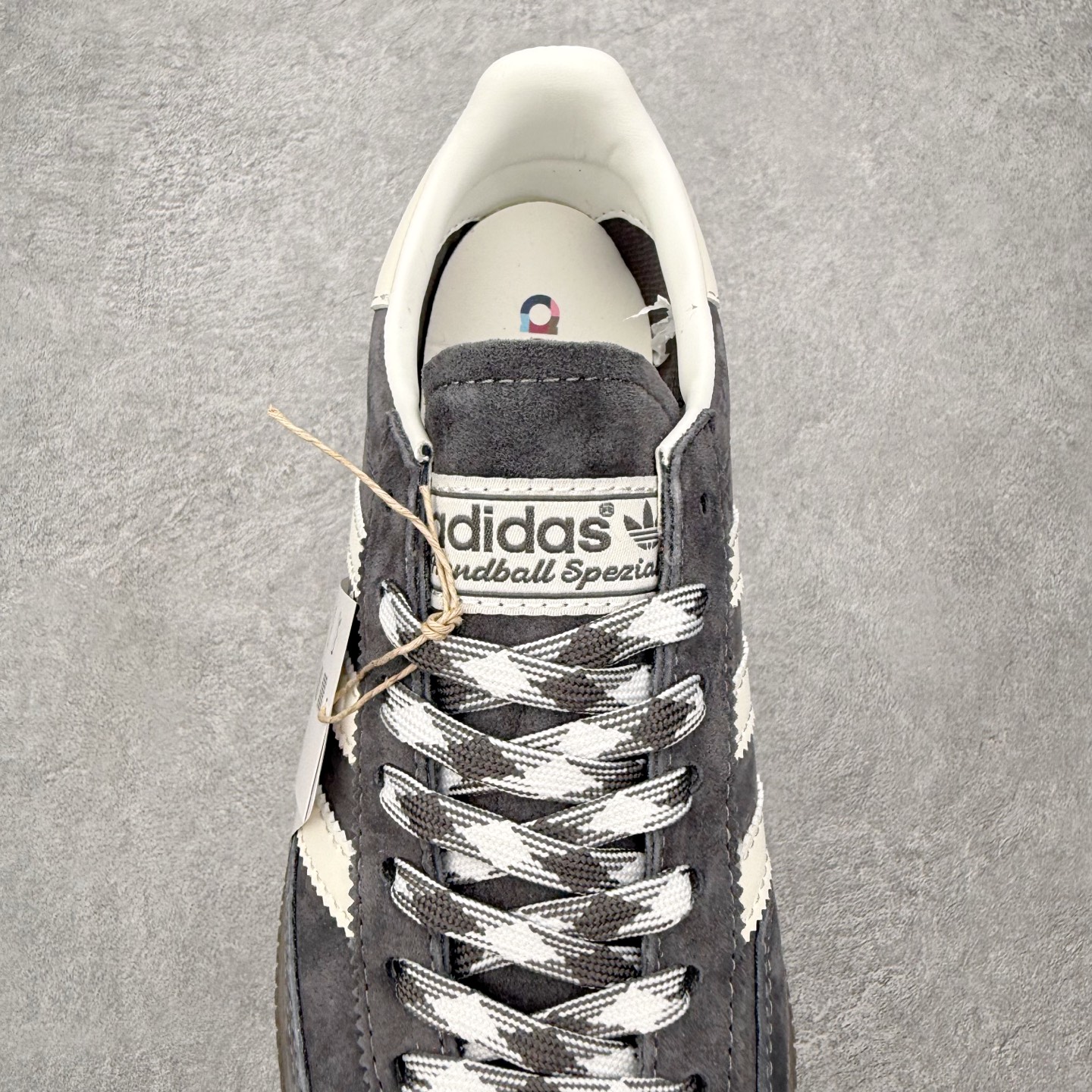 图片[5]-＃HZ AD Originals Handball SPZL 手球运动员系列百搭休闲运动板鞋 KJ6303 口碑大厂出品 全网最全AD系列 品控大底版型不断改良更新 全套原纸板楦头开发 确保原汁原味 完美呈现版型 这款来自阿迪达斯的这款HANDBALL SPZL前身是一双手球运动鞋，这一次拿来复刻，所以鞋面的主要色彩选用了黑色， 鞋面外侧除了Spezial字母之外还有三叶草标志。Handball SPZL作为复古手球训练鞋与作为室内足球鞋的Samba有着异曲同工之处，但是质感更为出众的鞋身以及丰富的配色选择比起Samba来讲可以说是更胜一筹了！尺码：36 36⅔ 37⅓ 38 38⅔ 39⅓ 40 40⅔ 41⅓ 42 42⅔ 43⅓ 44 44⅔ 45-选品中心