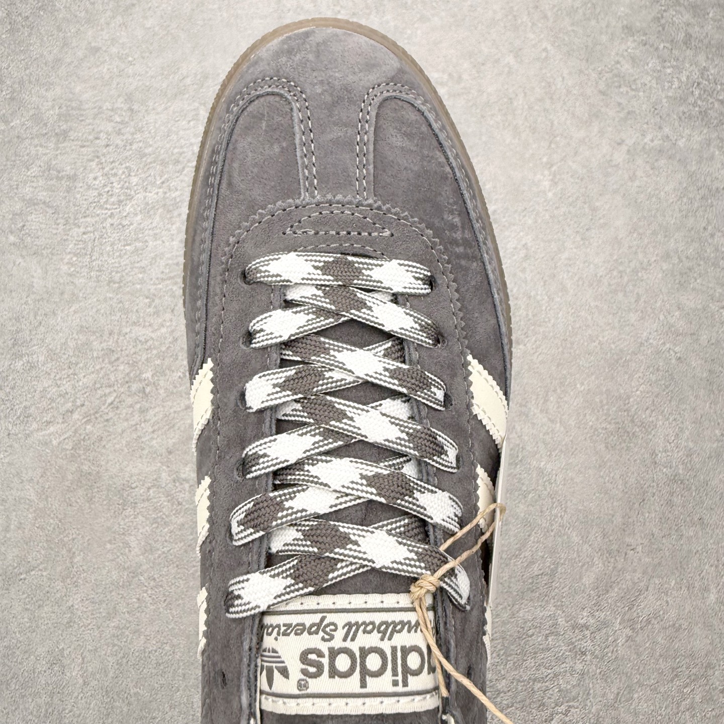 图片[4]-＃HZ AD Originals Handball SPZL 手球运动员系列百搭休闲运动板鞋 KJ6303 口碑大厂出品 全网最全AD系列 品控大底版型不断改良更新 全套原纸板楦头开发 确保原汁原味 完美呈现版型 这款来自阿迪达斯的这款HANDBALL SPZL前身是一双手球运动鞋，这一次拿来复刻，所以鞋面的主要色彩选用了黑色， 鞋面外侧除了Spezial字母之外还有三叶草标志。Handball SPZL作为复古手球训练鞋与作为室内足球鞋的Samba有着异曲同工之处，但是质感更为出众的鞋身以及丰富的配色选择比起Samba来讲可以说是更胜一筹了！尺码：36 36⅔ 37⅓ 38 38⅔ 39⅓ 40 40⅔ 41⅓ 42 42⅔ 43⅓ 44 44⅔ 45-选品中心