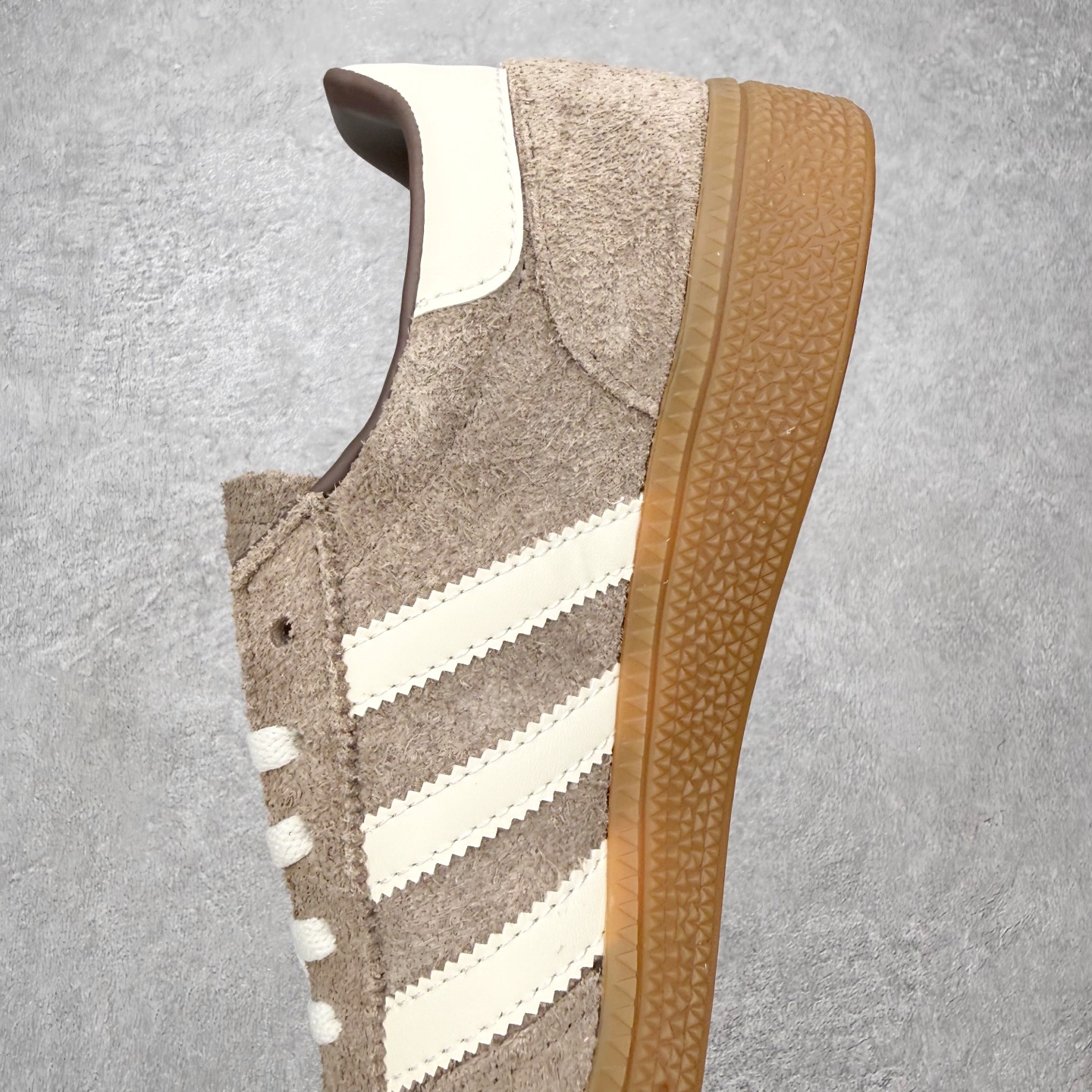 图片[7]-＃HZ AD Originals Handball SPZL 手球运动员系列百搭休闲运动板鞋 IF6490 口碑大厂出品 全网最全AD系列 品控大底版型不断改良更新 全套原纸板楦头开发 确保原汁原味 完美呈现版型 这款来自阿迪达斯的这款HANDBALL SPZL前身是一双手球运动鞋，这一次拿来复刻，所以鞋面的主要色彩选用了黑色， 鞋面外侧除了Spezial字母之外还有三叶草标志。Handball SPZL作为复古手球训练鞋与作为室内足球鞋的Samba有着异曲同工之处，但是质感更为出众的鞋身以及丰富的配色选择比起Samba来讲可以说是更胜一筹了！尺码：36 36⅔ 37⅓ 38 38⅔ 39⅓ 40 40⅔ 41⅓ 42 42⅔ 43⅓ 44 44⅔ 45-选品中心