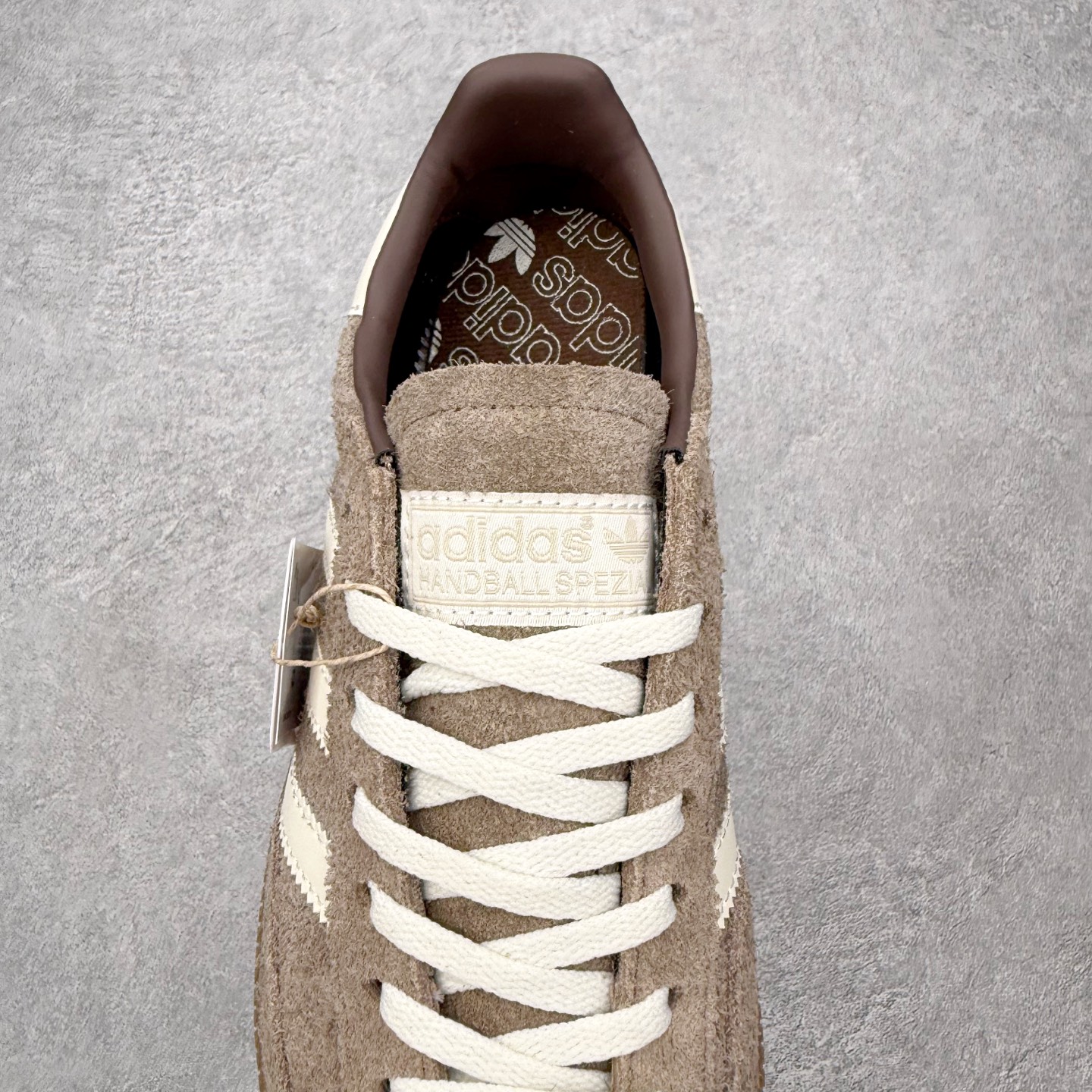 图片[5]-＃HZ AD Originals Handball SPZL 手球运动员系列百搭休闲运动板鞋 IF6490 口碑大厂出品 全网最全AD系列 品控大底版型不断改良更新 全套原纸板楦头开发 确保原汁原味 完美呈现版型 这款来自阿迪达斯的这款HANDBALL SPZL前身是一双手球运动鞋，这一次拿来复刻，所以鞋面的主要色彩选用了黑色， 鞋面外侧除了Spezial字母之外还有三叶草标志。Handball SPZL作为复古手球训练鞋与作为室内足球鞋的Samba有着异曲同工之处，但是质感更为出众的鞋身以及丰富的配色选择比起Samba来讲可以说是更胜一筹了！尺码：36 36⅔ 37⅓ 38 38⅔ 39⅓ 40 40⅔ 41⅓ 42 42⅔ 43⅓ 44 44⅔ 45-选品中心