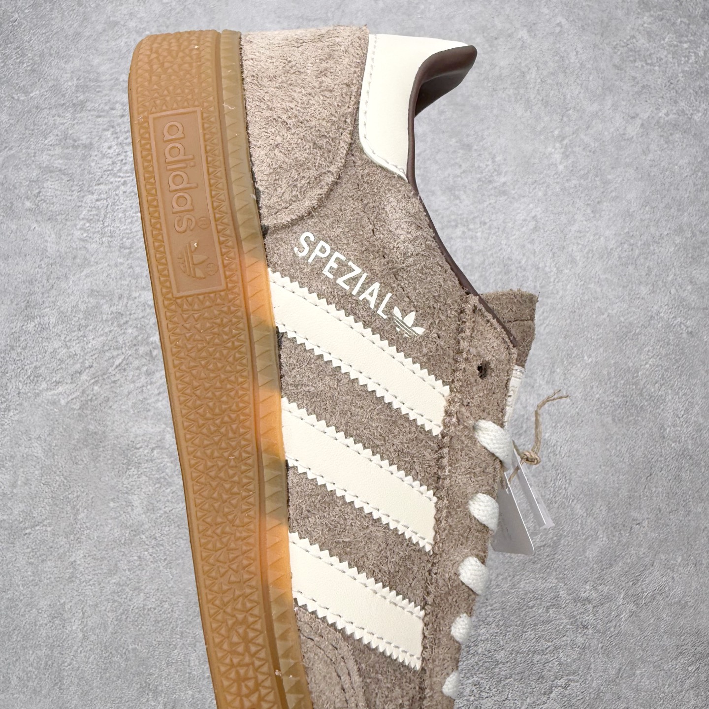 图片[6]-＃HZ AD Originals Handball SPZL 手球运动员系列百搭休闲运动板鞋 IF6490 口碑大厂出品 全网最全AD系列 品控大底版型不断改良更新 全套原纸板楦头开发 确保原汁原味 完美呈现版型 这款来自阿迪达斯的这款HANDBALL SPZL前身是一双手球运动鞋，这一次拿来复刻，所以鞋面的主要色彩选用了黑色， 鞋面外侧除了Spezial字母之外还有三叶草标志。Handball SPZL作为复古手球训练鞋与作为室内足球鞋的Samba有着异曲同工之处，但是质感更为出众的鞋身以及丰富的配色选择比起Samba来讲可以说是更胜一筹了！尺码：36 36⅔ 37⅓ 38 38⅔ 39⅓ 40 40⅔ 41⅓ 42 42⅔ 43⅓ 44 44⅔ 45-选品中心