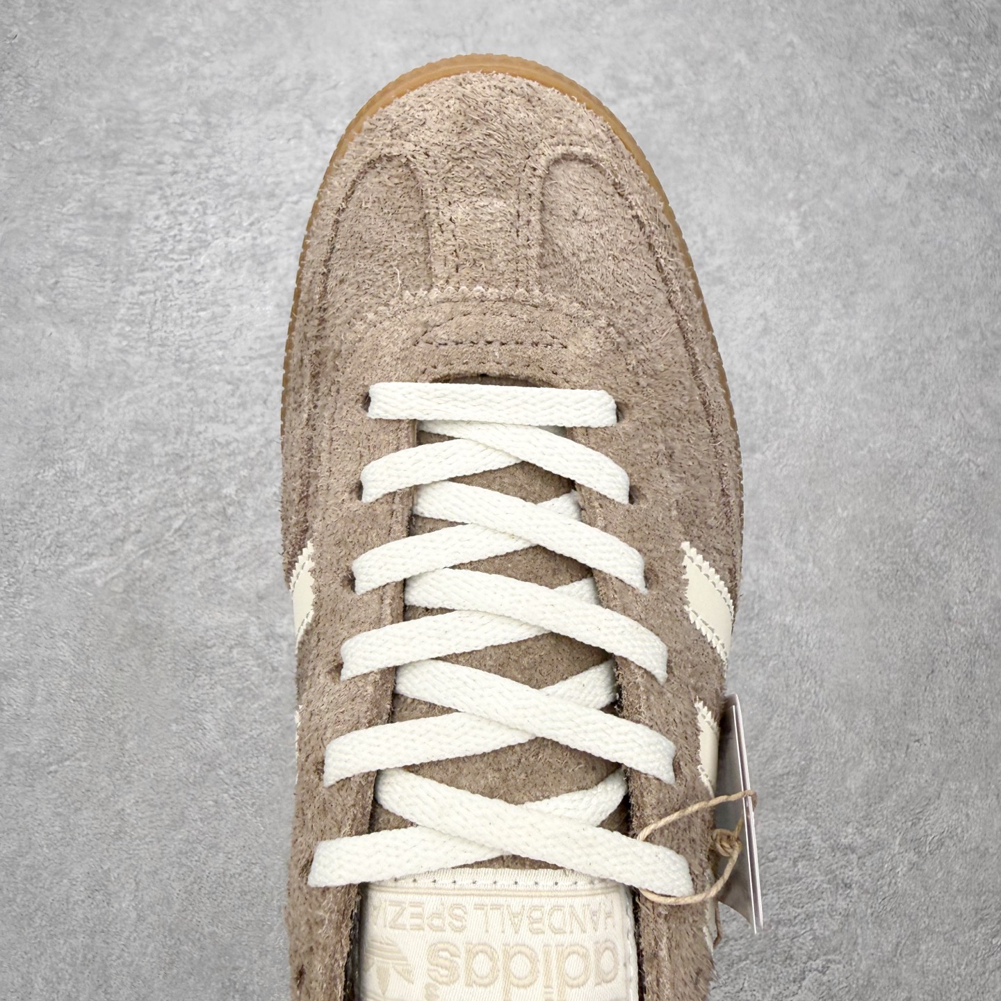 图片[4]-＃HZ AD Originals Handball SPZL 手球运动员系列百搭休闲运动板鞋 IF6490 口碑大厂出品 全网最全AD系列 品控大底版型不断改良更新 全套原纸板楦头开发 确保原汁原味 完美呈现版型 这款来自阿迪达斯的这款HANDBALL SPZL前身是一双手球运动鞋，这一次拿来复刻，所以鞋面的主要色彩选用了黑色， 鞋面外侧除了Spezial字母之外还有三叶草标志。Handball SPZL作为复古手球训练鞋与作为室内足球鞋的Samba有着异曲同工之处，但是质感更为出众的鞋身以及丰富的配色选择比起Samba来讲可以说是更胜一筹了！尺码：36 36⅔ 37⅓ 38 38⅔ 39⅓ 40 40⅔ 41⅓ 42 42⅔ 43⅓ 44 44⅔ 45-选品中心
