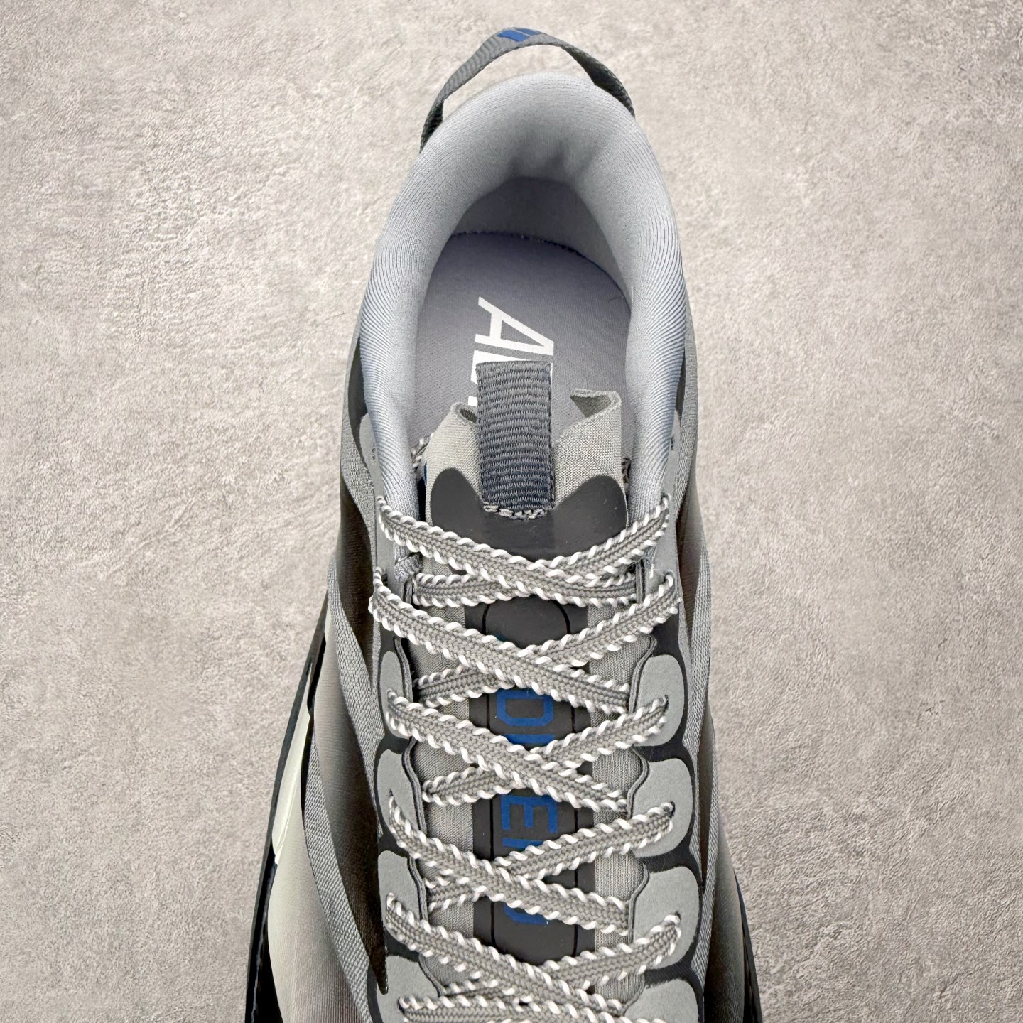 图片[5]-AD Adizero EVO SL ATR M 马拉松竞速专业跑鞋 CELERMESH针织网面非常轻薄 纤维间的缝隙很大 可以保证跑步时的透气、排汗效果 鞋舌直接与两侧的内衬和鞋底连接在一起 在跑步过程中不会被鞋舌的左右移动所困扰 在标准鞋带孔的基础上再拓宽一组鞋带孔 适合不同脚型的需求 突破性 EnergyRods 技术，有助于跑者实现更好的成绩 中底独特的LIGHTSTRIKE PRO泡棉材质 微弹感觉在跑步过程中给予了良好的支撑体验 对于顶级精英和高水平进阶跑者来说 ADIOS PRO是一双值得信赖的竞速比赛用鞋 尺码：36 36.5 37.5 38 38.5 39 40 40.5 41 42 42.5 43 44 44.5 45-选品中心