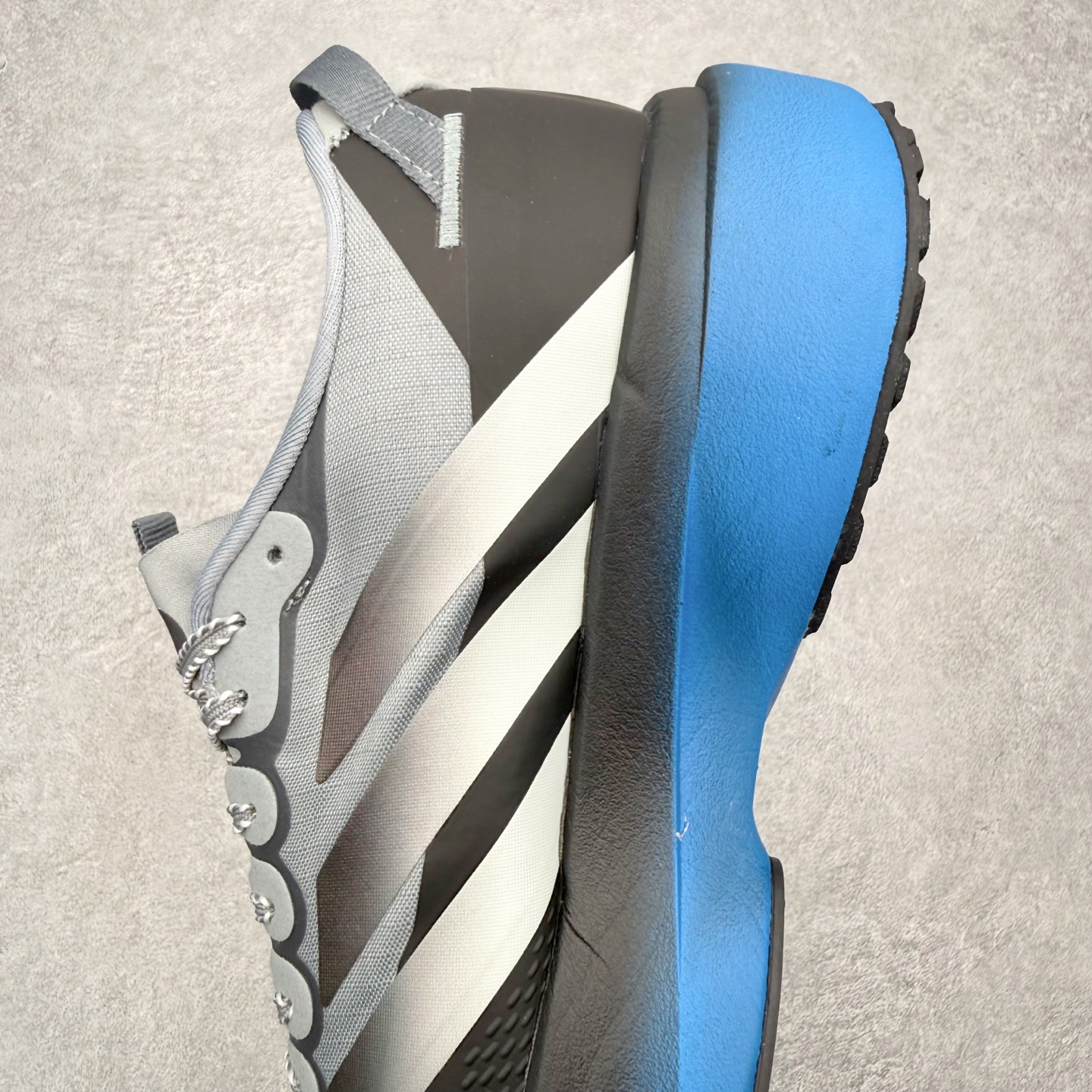 图片[7]-AD Adizero EVO SL ATR M 马拉松竞速专业跑鞋 CELERMESH针织网面非常轻薄 纤维间的缝隙很大 可以保证跑步时的透气、排汗效果 鞋舌直接与两侧的内衬和鞋底连接在一起 在跑步过程中不会被鞋舌的左右移动所困扰 在标准鞋带孔的基础上再拓宽一组鞋带孔 适合不同脚型的需求 突破性 EnergyRods 技术，有助于跑者实现更好的成绩 中底独特的LIGHTSTRIKE PRO泡棉材质 微弹感觉在跑步过程中给予了良好的支撑体验 对于顶级精英和高水平进阶跑者来说 ADIOS PRO是一双值得信赖的竞速比赛用鞋 尺码：36 36.5 37.5 38 38.5 39 40 40.5 41 42 42.5 43 44 44.5 45-选品中心