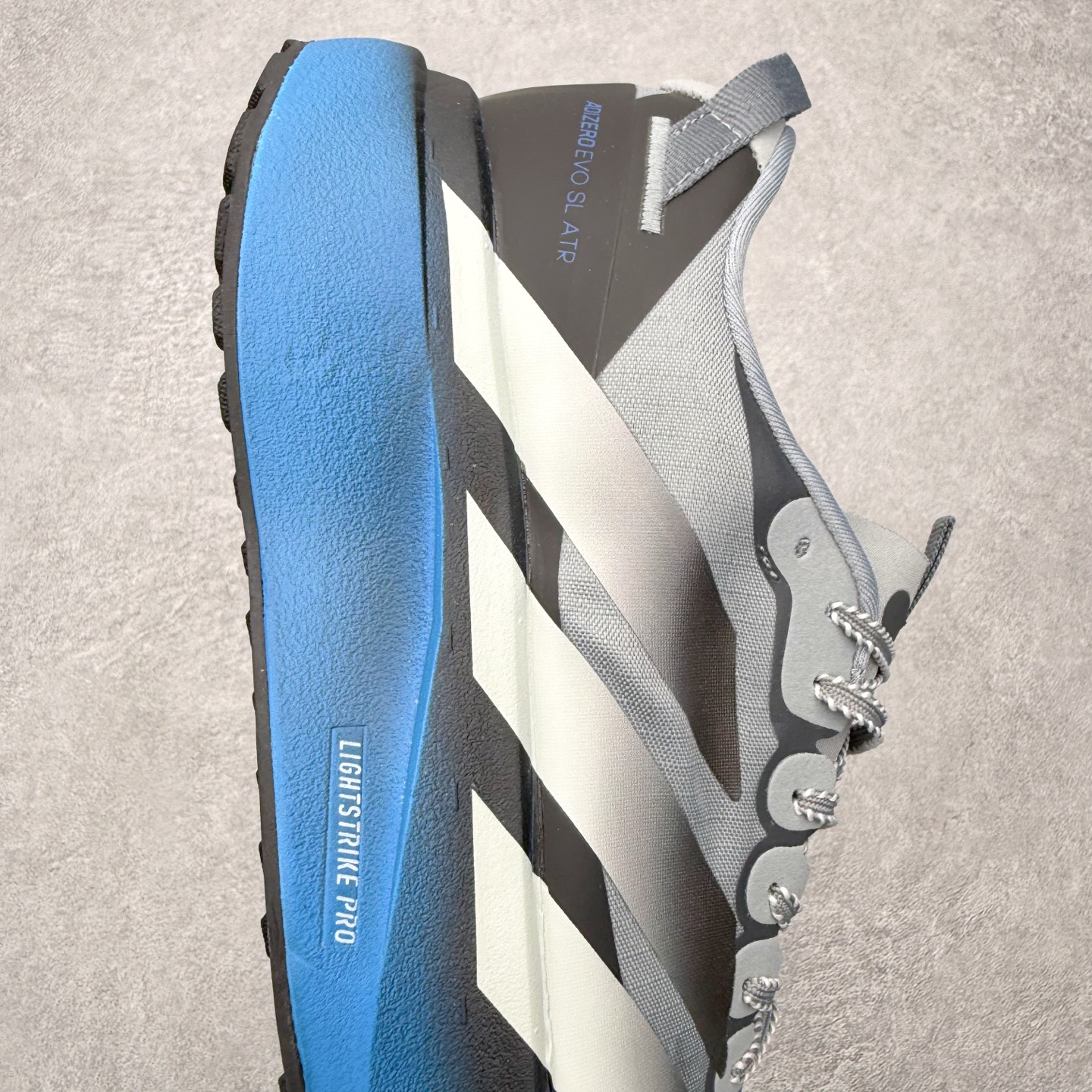 图片[6]-AD Adizero EVO SL ATR M 马拉松竞速专业跑鞋 CELERMESH针织网面非常轻薄 纤维间的缝隙很大 可以保证跑步时的透气、排汗效果 鞋舌直接与两侧的内衬和鞋底连接在一起 在跑步过程中不会被鞋舌的左右移动所困扰 在标准鞋带孔的基础上再拓宽一组鞋带孔 适合不同脚型的需求 突破性 EnergyRods 技术，有助于跑者实现更好的成绩 中底独特的LIGHTSTRIKE PRO泡棉材质 微弹感觉在跑步过程中给予了良好的支撑体验 对于顶级精英和高水平进阶跑者来说 ADIOS PRO是一双值得信赖的竞速比赛用鞋 尺码：36 36.5 37.5 38 38.5 39 40 40.5 41 42 42.5 43 44 44.5 45-选品中心