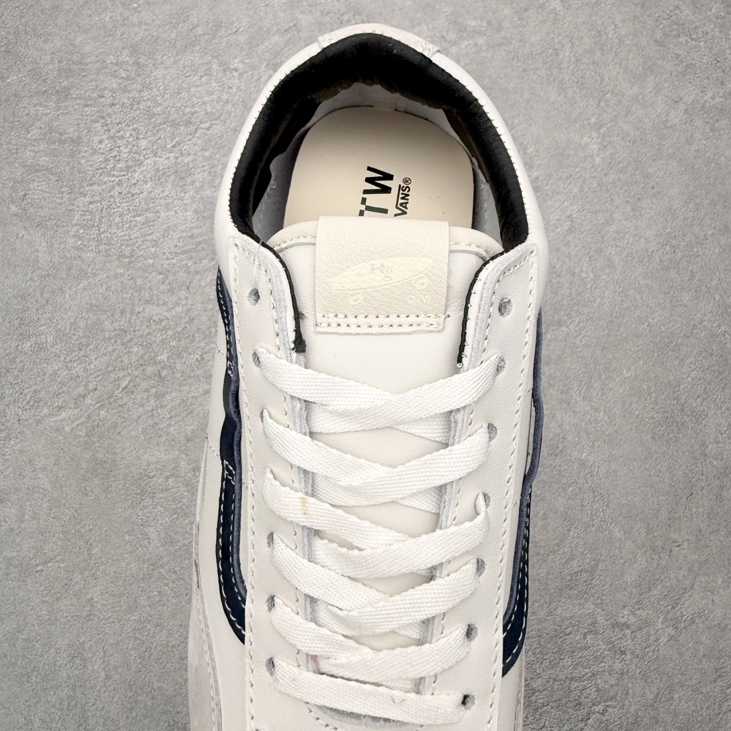 图片[5]-Vans OTW® Super Lowpro Trainer ⚫️⚪️最新复古薄底德训鞋系列 Vans 旗下OTW®推出Super Lowpro Trainer新鞋型，本次共有黑白两款经典配色，鞋身以光滑皮革和绒面革拼接为主，配有Vans标志性的“棋盘格”元素鞋带加以点缀，鞋底则以当下势头正猛的薄款橡胶大底重新演绎。 货号：VN000EC1BTE 尺码：35 36 36.5 37 38 38.5 39 40 41 42.5 43 44-选品中心