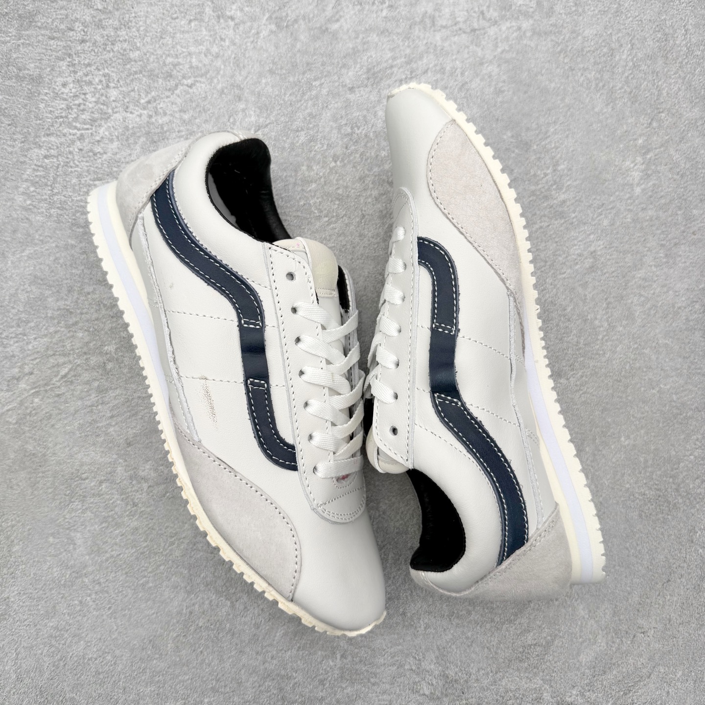 图片[3]-Vans OTW® Super Lowpro Trainer ⚫️⚪️最新复古薄底德训鞋系列 Vans 旗下OTW®推出Super Lowpro Trainer新鞋型，本次共有黑白两款经典配色，鞋身以光滑皮革和绒面革拼接为主，配有Vans标志性的“棋盘格”元素鞋带加以点缀，鞋底则以当下势头正猛的薄款橡胶大底重新演绎。 货号：VN000EC1BTE 尺码：35 36 36.5 37 38 38.5 39 40 41 42.5 43 44-选品中心