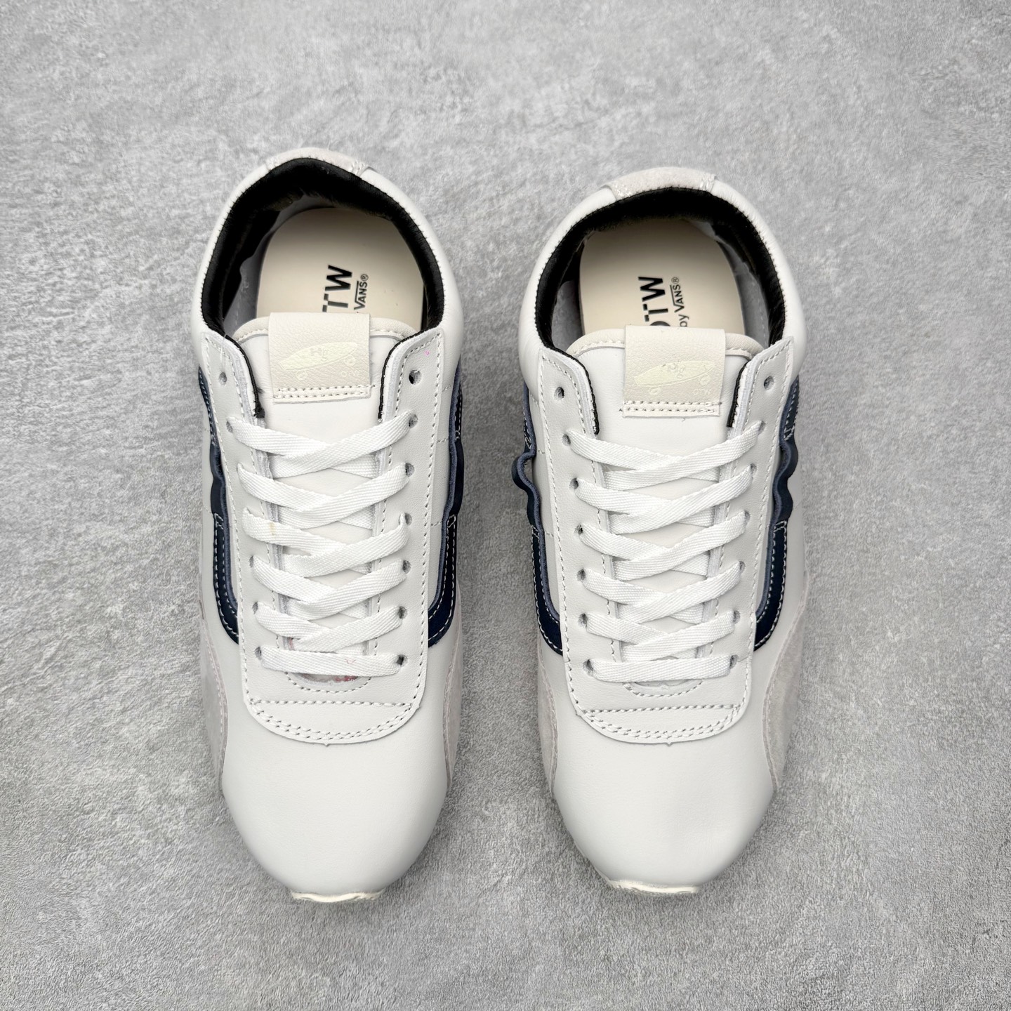 图片[2]-Vans OTW® Super Lowpro Trainer ⚫️⚪️最新复古薄底德训鞋系列 Vans 旗下OTW®推出Super Lowpro Trainer新鞋型，本次共有黑白两款经典配色，鞋身以光滑皮革和绒面革拼接为主，配有Vans标志性的“棋盘格”元素鞋带加以点缀，鞋底则以当下势头正猛的薄款橡胶大底重新演绎。 货号：VN000EC1BTE 尺码：35 36 36.5 37 38 38.5 39 40 41 42.5 43 44-选品中心
