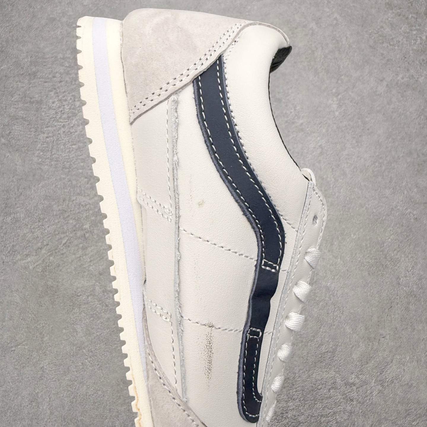 图片[6]-Vans OTW® Super Lowpro Trainer ⚫️⚪️最新复古薄底德训鞋系列 Vans 旗下OTW®推出Super Lowpro Trainer新鞋型，本次共有黑白两款经典配色，鞋身以光滑皮革和绒面革拼接为主，配有Vans标志性的“棋盘格”元素鞋带加以点缀，鞋底则以当下势头正猛的薄款橡胶大底重新演绎。 货号：VN000EC1BTE 尺码：35 36 36.5 37 38 38.5 39 40 41 42.5 43 44-选品中心