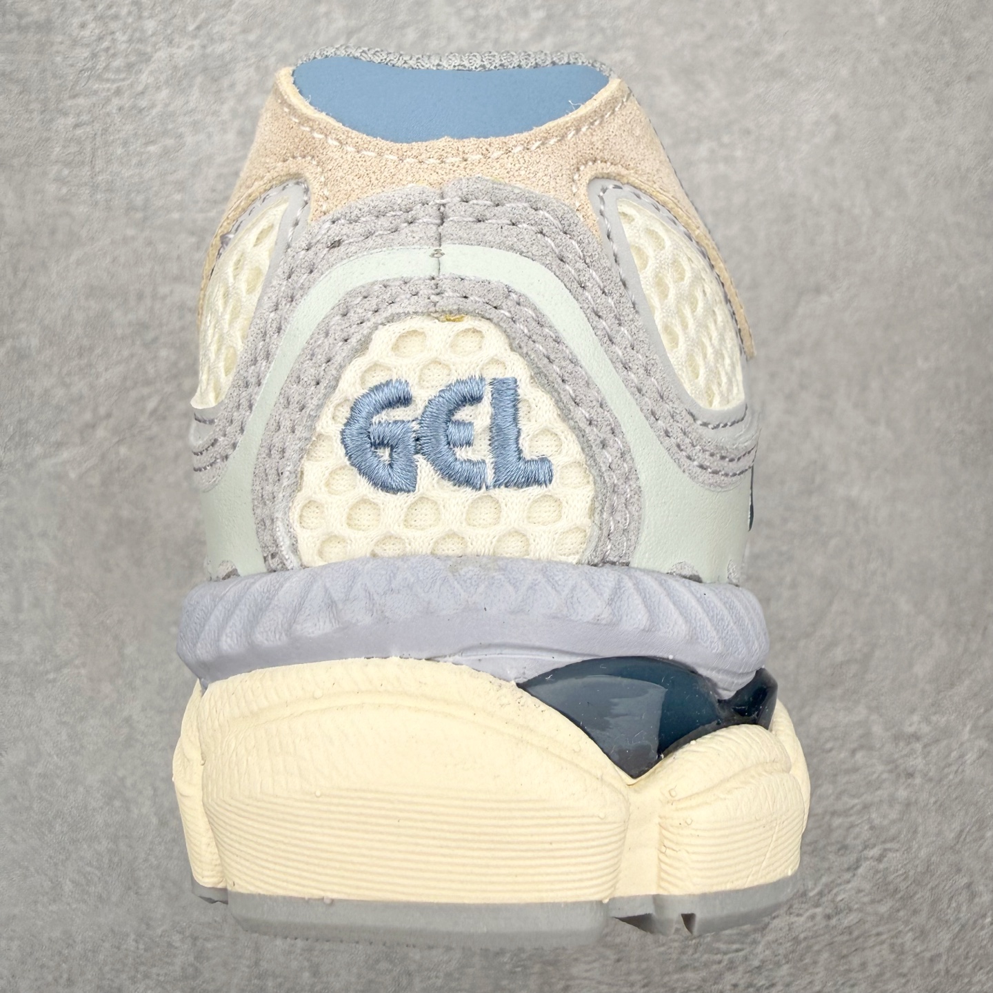 图片[8]-Asics GEL-NYC 亚瑟士防滑耐磨透气低帮运动休闲鞋 GEL-NYC™ 运动鞋的灵感源自传统和现代高性能跑步风格 其鞋面结构参考了 2000 年代初的 GEL-NIMBUS™ 3 鞋 并将其与 MC-PLUS V 设计中的各种装饰融为一体 该工装通过使用 GEL-CUMULUS® 16 鞋的工装系统来对比鞋面的复古风格 通过轻质泡沫和 GEL® 技术嵌入物的结合 这种中底结构有助于创造先进的脚底舒适度 尺码：36 37 37.5 38 39 40.5 41.5 42 42.5 43.5 44 45-选品中心