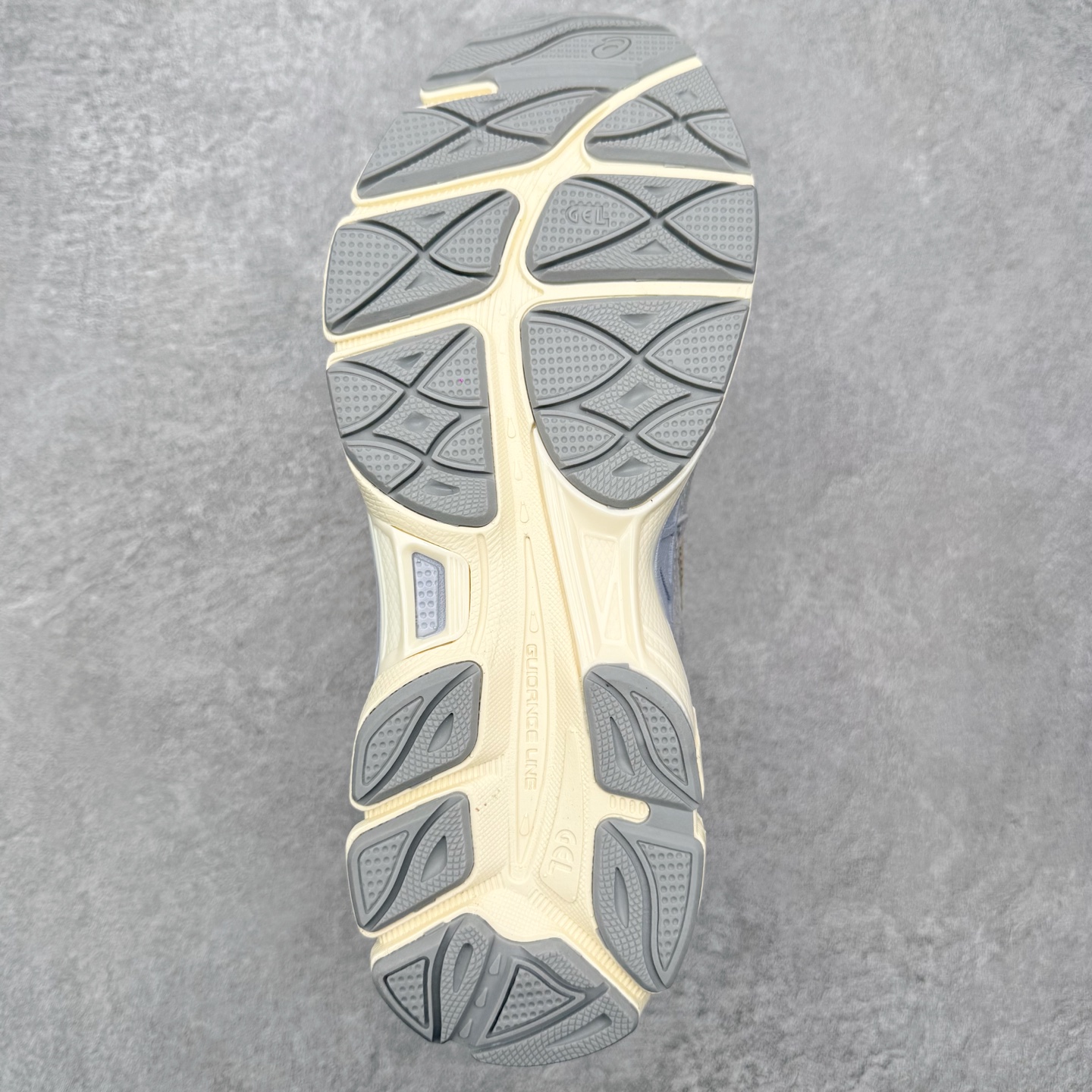 图片[9]-Asics GEL-NYC 亚瑟士防滑耐磨透气低帮运动休闲鞋 GEL-NYC™ 运动鞋的灵感源自传统和现代高性能跑步风格 其鞋面结构参考了 2000 年代初的 GEL-NIMBUS™ 3 鞋 并将其与 MC-PLUS V 设计中的各种装饰融为一体 该工装通过使用 GEL-CUMULUS® 16 鞋的工装系统来对比鞋面的复古风格 通过轻质泡沫和 GEL® 技术嵌入物的结合 这种中底结构有助于创造先进的脚底舒适度 尺码：36 37 37.5 38 39 40.5 41.5 42 42.5 43.5 44 45-选品中心