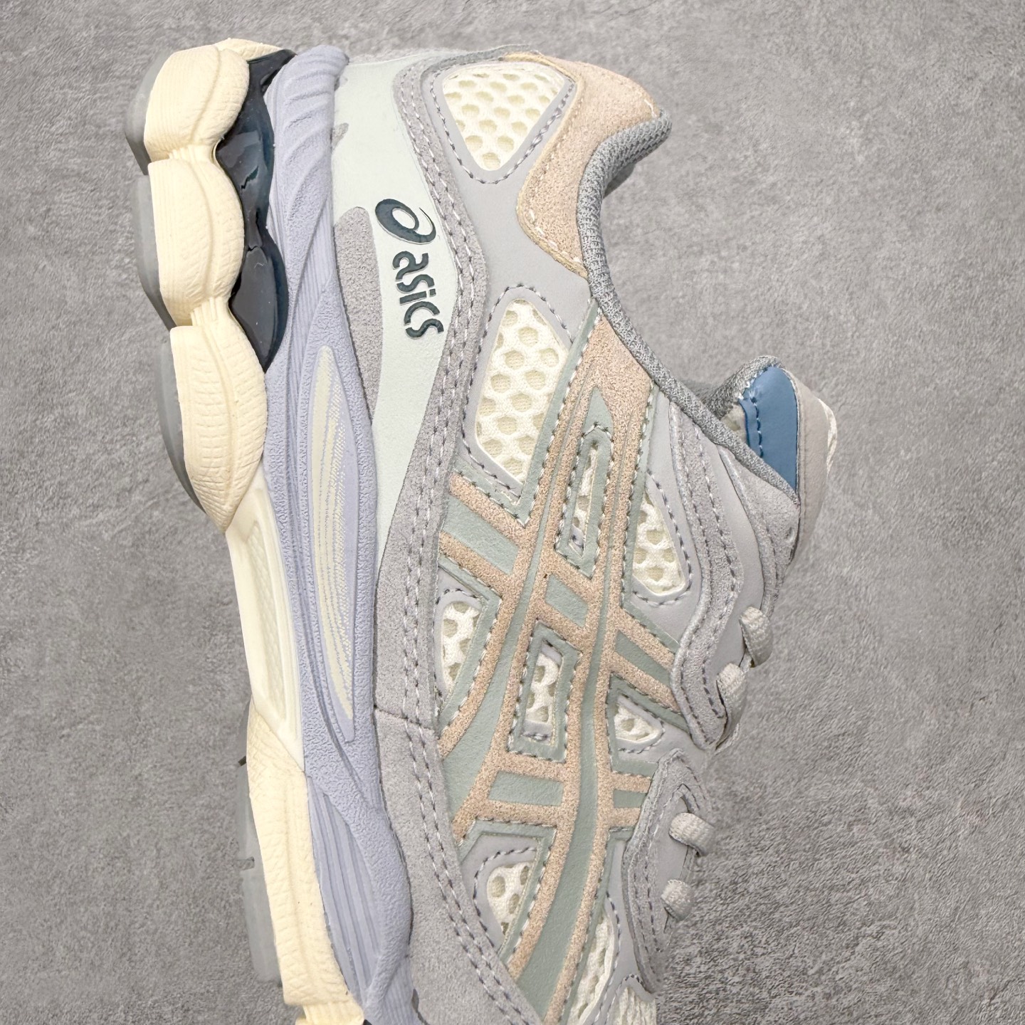 图片[6]-Asics GEL-NYC 亚瑟士防滑耐磨透气低帮运动休闲鞋 GEL-NYC™ 运动鞋的灵感源自传统和现代高性能跑步风格 其鞋面结构参考了 2000 年代初的 GEL-NIMBUS™ 3 鞋 并将其与 MC-PLUS V 设计中的各种装饰融为一体 该工装通过使用 GEL-CUMULUS® 16 鞋的工装系统来对比鞋面的复古风格 通过轻质泡沫和 GEL® 技术嵌入物的结合 这种中底结构有助于创造先进的脚底舒适度 尺码：36 37 37.5 38 39 40.5 41.5 42 42.5 43.5 44 45-选品中心