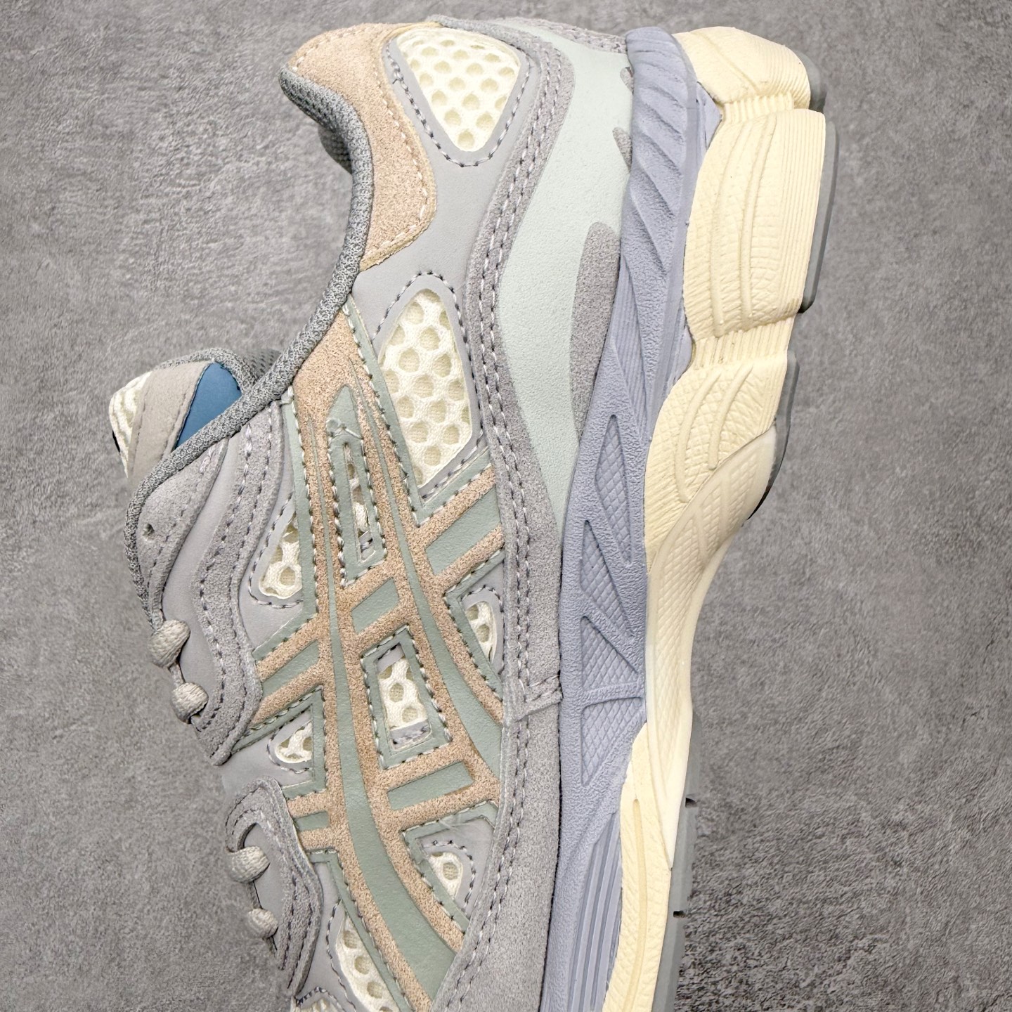 图片[7]-Asics GEL-NYC 亚瑟士防滑耐磨透气低帮运动休闲鞋 GEL-NYC™ 运动鞋的灵感源自传统和现代高性能跑步风格 其鞋面结构参考了 2000 年代初的 GEL-NIMBUS™ 3 鞋 并将其与 MC-PLUS V 设计中的各种装饰融为一体 该工装通过使用 GEL-CUMULUS® 16 鞋的工装系统来对比鞋面的复古风格 通过轻质泡沫和 GEL® 技术嵌入物的结合 这种中底结构有助于创造先进的脚底舒适度 尺码：36 37 37.5 38 39 40.5 41.5 42 42.5 43.5 44 45-选品中心