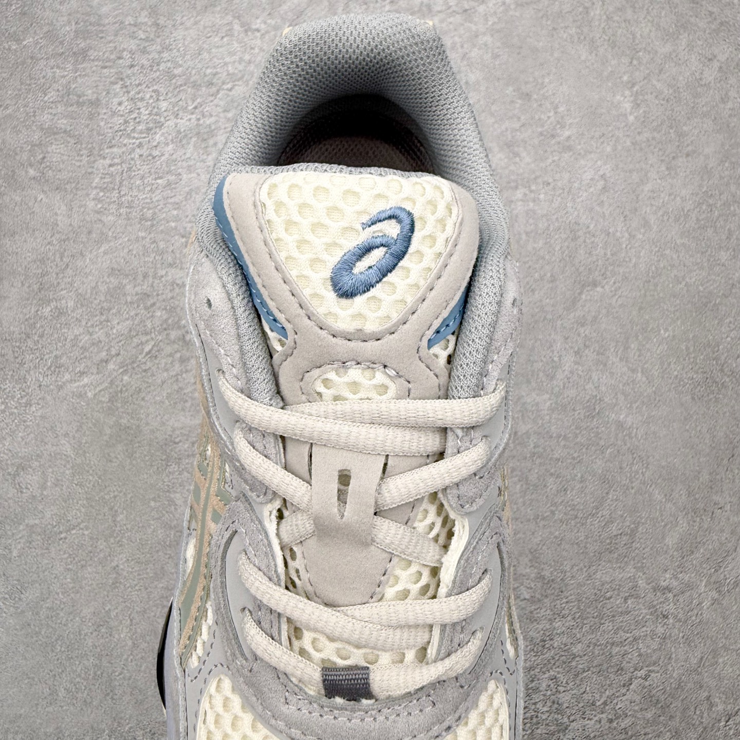 图片[5]-Asics GEL-NYC 亚瑟士防滑耐磨透气低帮运动休闲鞋 GEL-NYC™ 运动鞋的灵感源自传统和现代高性能跑步风格 其鞋面结构参考了 2000 年代初的 GEL-NIMBUS™ 3 鞋 并将其与 MC-PLUS V 设计中的各种装饰融为一体 该工装通过使用 GEL-CUMULUS® 16 鞋的工装系统来对比鞋面的复古风格 通过轻质泡沫和 GEL® 技术嵌入物的结合 这种中底结构有助于创造先进的脚底舒适度 尺码：36 37 37.5 38 39 40.5 41.5 42 42.5 43.5 44 45-选品中心