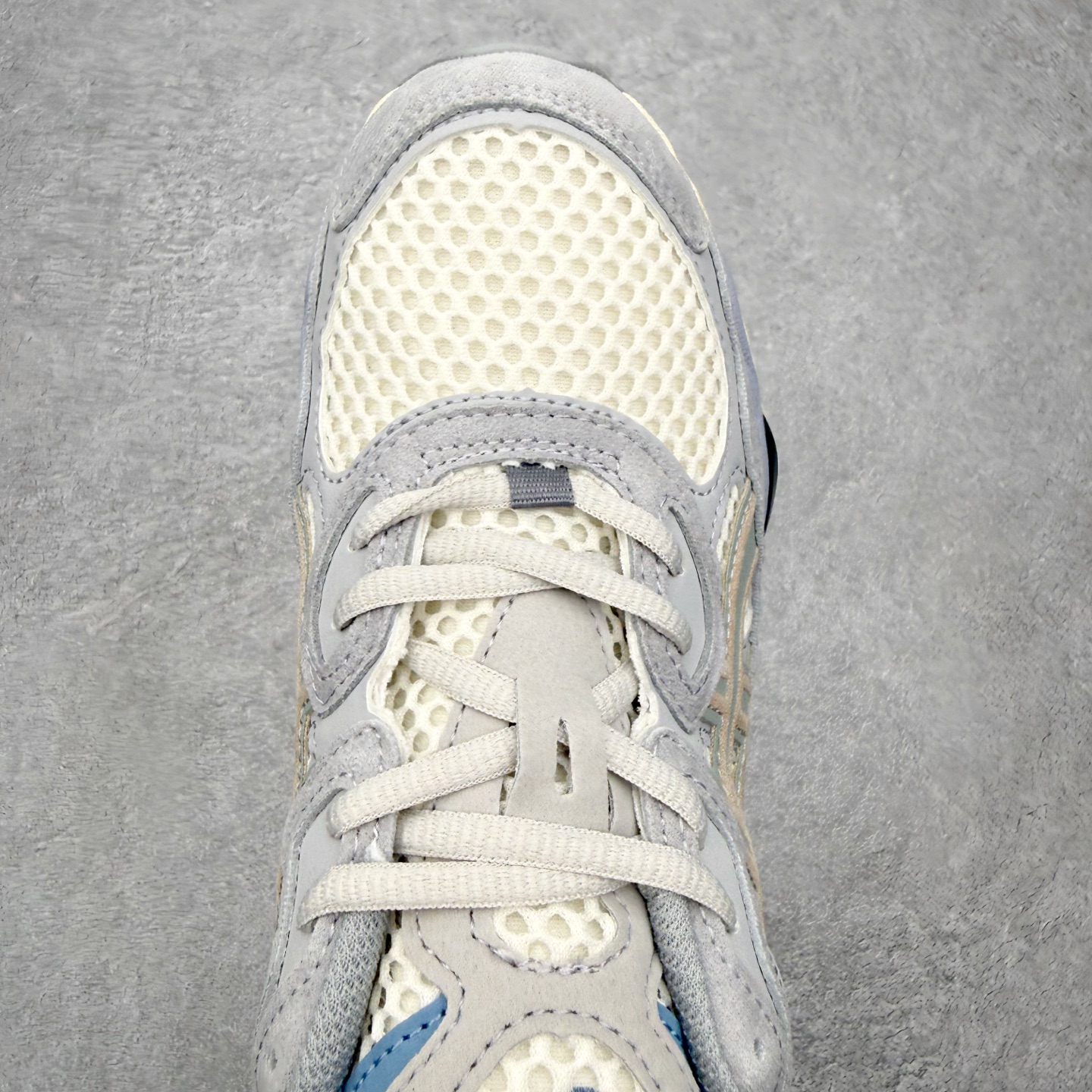 图片[4]-Asics GEL-NYC 亚瑟士防滑耐磨透气低帮运动休闲鞋 GEL-NYC™ 运动鞋的灵感源自传统和现代高性能跑步风格 其鞋面结构参考了 2000 年代初的 GEL-NIMBUS™ 3 鞋 并将其与 MC-PLUS V 设计中的各种装饰融为一体 该工装通过使用 GEL-CUMULUS® 16 鞋的工装系统来对比鞋面的复古风格 通过轻质泡沫和 GEL® 技术嵌入物的结合 这种中底结构有助于创造先进的脚底舒适度 尺码：36 37 37.5 38 39 40.5 41.5 42 42.5 43.5 44 45-选品中心