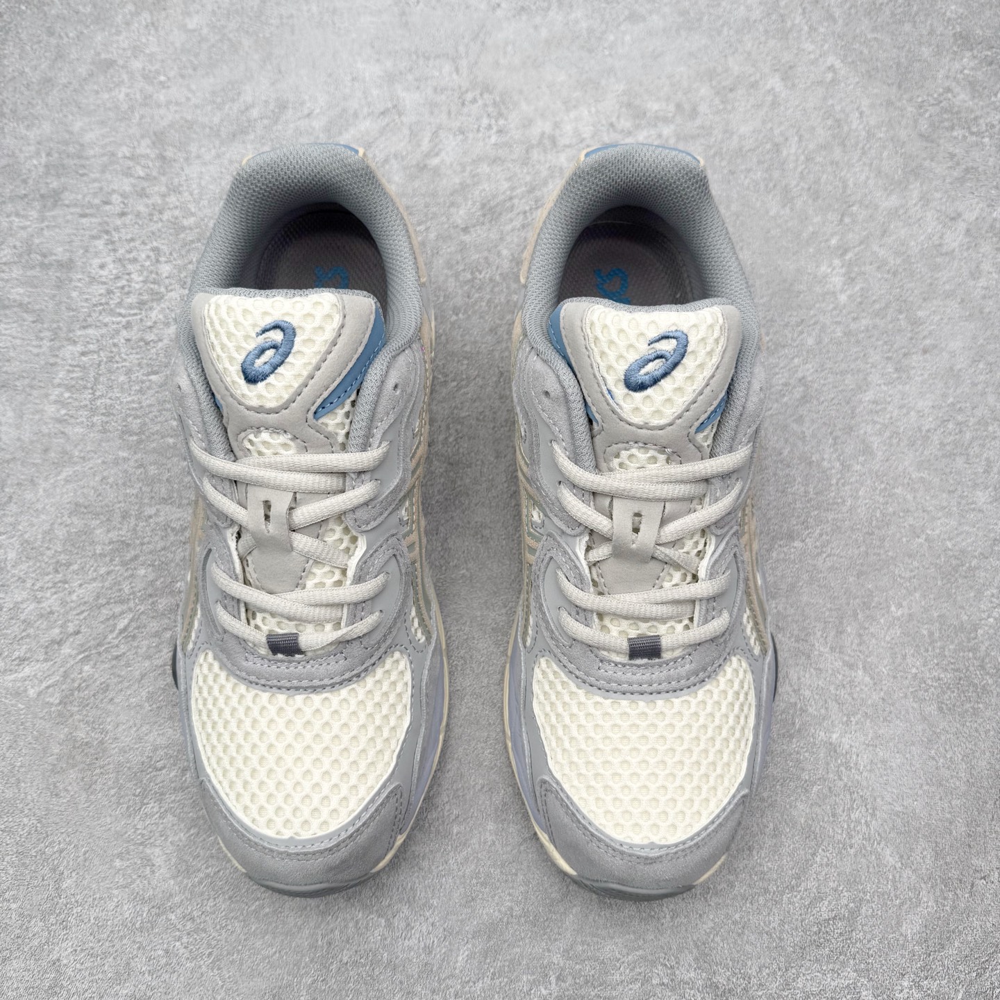 图片[2]-Asics GEL-NYC 亚瑟士防滑耐磨透气低帮运动休闲鞋 GEL-NYC™ 运动鞋的灵感源自传统和现代高性能跑步风格 其鞋面结构参考了 2000 年代初的 GEL-NIMBUS™ 3 鞋 并将其与 MC-PLUS V 设计中的各种装饰融为一体 该工装通过使用 GEL-CUMULUS® 16 鞋的工装系统来对比鞋面的复古风格 通过轻质泡沫和 GEL® 技术嵌入物的结合 这种中底结构有助于创造先进的脚底舒适度 尺码：36 37 37.5 38 39 40.5 41.5 42 42.5 43.5 44 45-选品中心