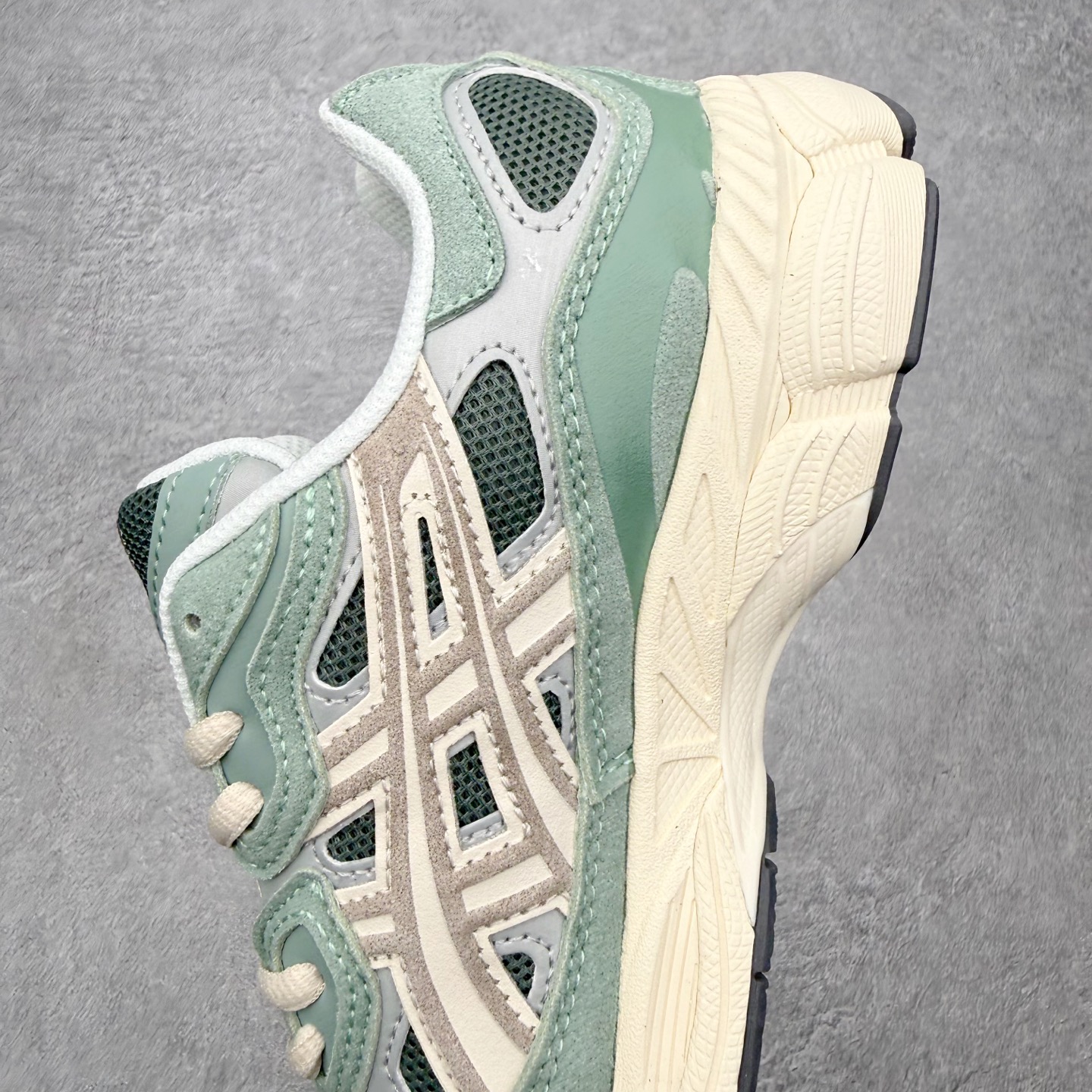 图片[7]-Asics GEL-NYC 亚瑟士防滑耐磨透气低帮运动休闲鞋 GEL-NYC™ 运动鞋的灵感源自传统和现代高性能跑步风格 其鞋面结构参考了 2000 年代初的 GEL-NIMBUS™ 3 鞋 并将其与 MC-PLUS V 设计中的各种装饰融为一体 该工装通过使用 GEL-CUMULUS® 16 鞋的工装系统来对比鞋面的复古风格 通过轻质泡沫和 GEL® 技术嵌入物的结合 这种中底结构有助于创造先进的脚底舒适度 尺码：36 37 37.5 38 39 40.5 41.5 42 42.5 43.5 44 45-选品中心