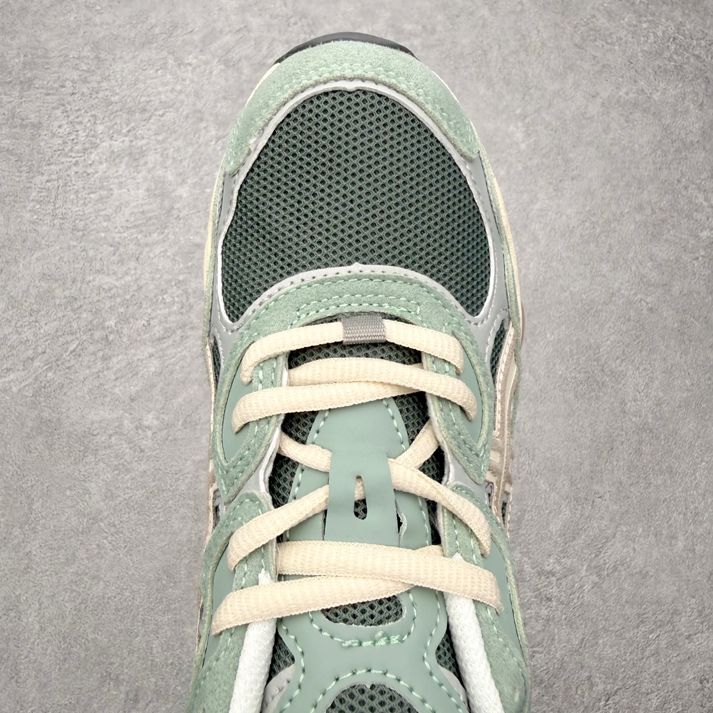 图片[4]-Asics GEL-NYC 亚瑟士防滑耐磨透气低帮运动休闲鞋 GEL-NYC™ 运动鞋的灵感源自传统和现代高性能跑步风格 其鞋面结构参考了 2000 年代初的 GEL-NIMBUS™ 3 鞋 并将其与 MC-PLUS V 设计中的各种装饰融为一体 该工装通过使用 GEL-CUMULUS® 16 鞋的工装系统来对比鞋面的复古风格 通过轻质泡沫和 GEL® 技术嵌入物的结合 这种中底结构有助于创造先进的脚底舒适度 尺码：36 37 37.5 38 39 40.5 41.5 42 42.5 43.5 44 45-选品中心
