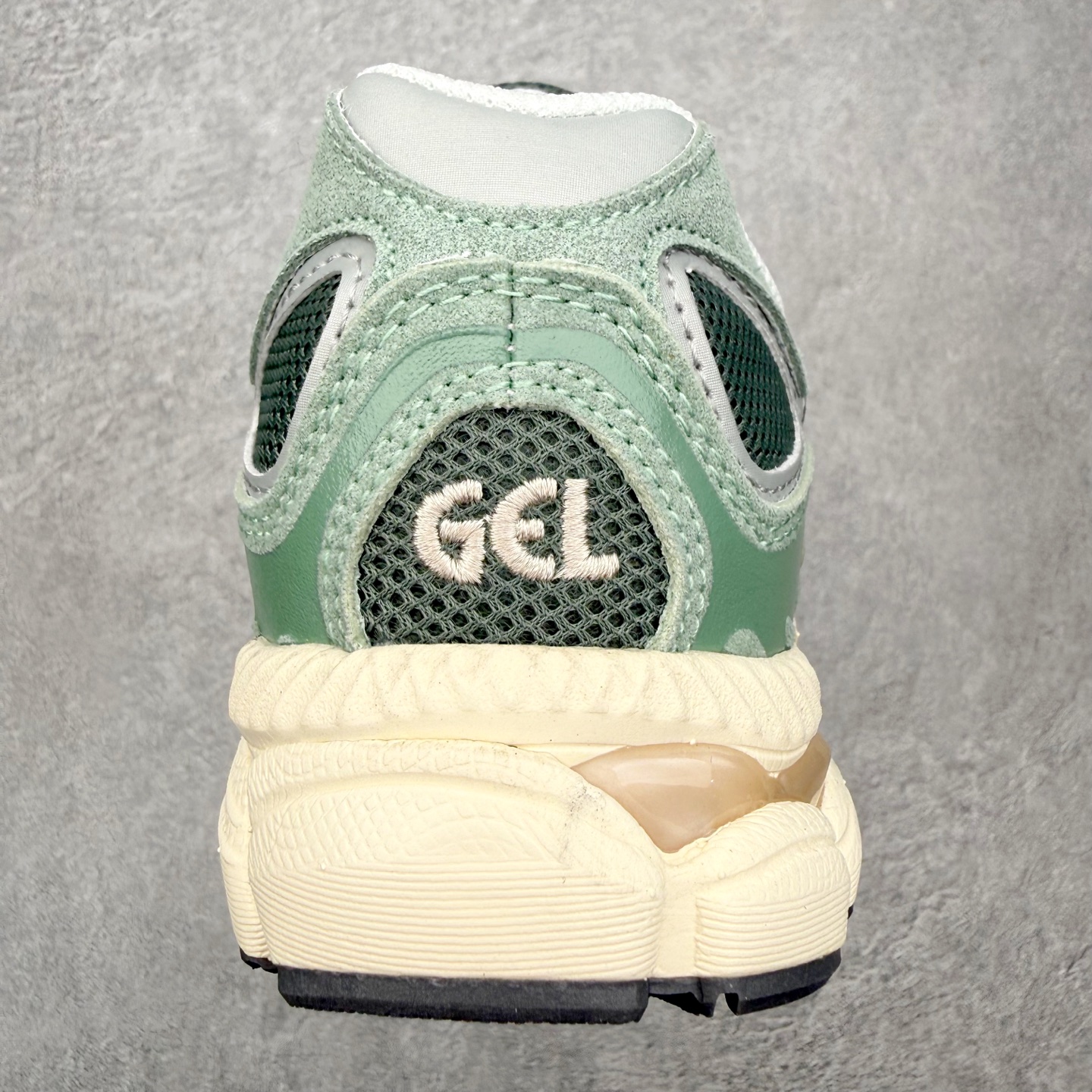 图片[8]-Asics GEL-NYC 亚瑟士防滑耐磨透气低帮运动休闲鞋 GEL-NYC™ 运动鞋的灵感源自传统和现代高性能跑步风格 其鞋面结构参考了 2000 年代初的 GEL-NIMBUS™ 3 鞋 并将其与 MC-PLUS V 设计中的各种装饰融为一体 该工装通过使用 GEL-CUMULUS® 16 鞋的工装系统来对比鞋面的复古风格 通过轻质泡沫和 GEL® 技术嵌入物的结合 这种中底结构有助于创造先进的脚底舒适度 尺码：36 37 37.5 38 39 40.5 41.5 42 42.5 43.5 44 45-选品中心