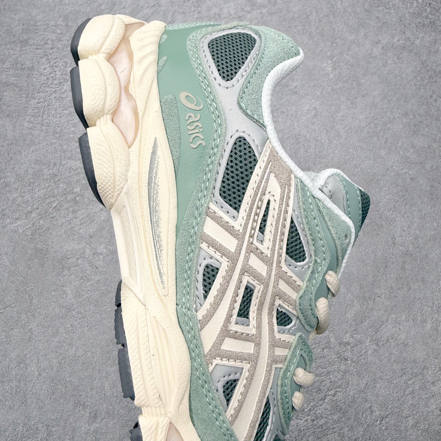 图片[6]-Asics GEL-NYC 亚瑟士防滑耐磨透气低帮运动休闲鞋 GEL-NYC™ 运动鞋的灵感源自传统和现代高性能跑步风格 其鞋面结构参考了 2000 年代初的 GEL-NIMBUS™ 3 鞋 并将其与 MC-PLUS V 设计中的各种装饰融为一体 该工装通过使用 GEL-CUMULUS® 16 鞋的工装系统来对比鞋面的复古风格 通过轻质泡沫和 GEL® 技术嵌入物的结合 这种中底结构有助于创造先进的脚底舒适度 尺码：36 37 37.5 38 39 40.5 41.5 42 42.5 43.5 44 45-选品中心