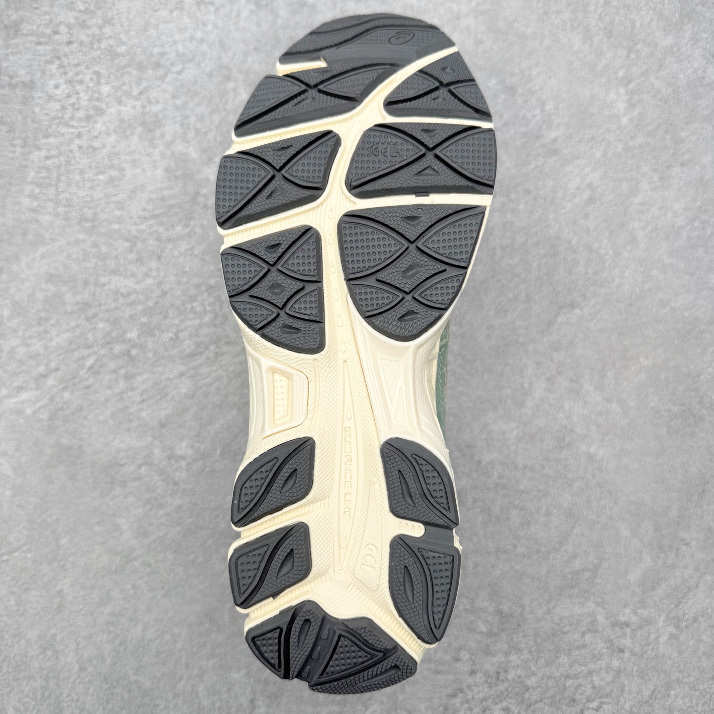 图片[9]-Asics GEL-NYC 亚瑟士防滑耐磨透气低帮运动休闲鞋 GEL-NYC™ 运动鞋的灵感源自传统和现代高性能跑步风格 其鞋面结构参考了 2000 年代初的 GEL-NIMBUS™ 3 鞋 并将其与 MC-PLUS V 设计中的各种装饰融为一体 该工装通过使用 GEL-CUMULUS® 16 鞋的工装系统来对比鞋面的复古风格 通过轻质泡沫和 GEL® 技术嵌入物的结合 这种中底结构有助于创造先进的脚底舒适度 尺码：36 37 37.5 38 39 40.5 41.5 42 42.5 43.5 44 45-选品中心