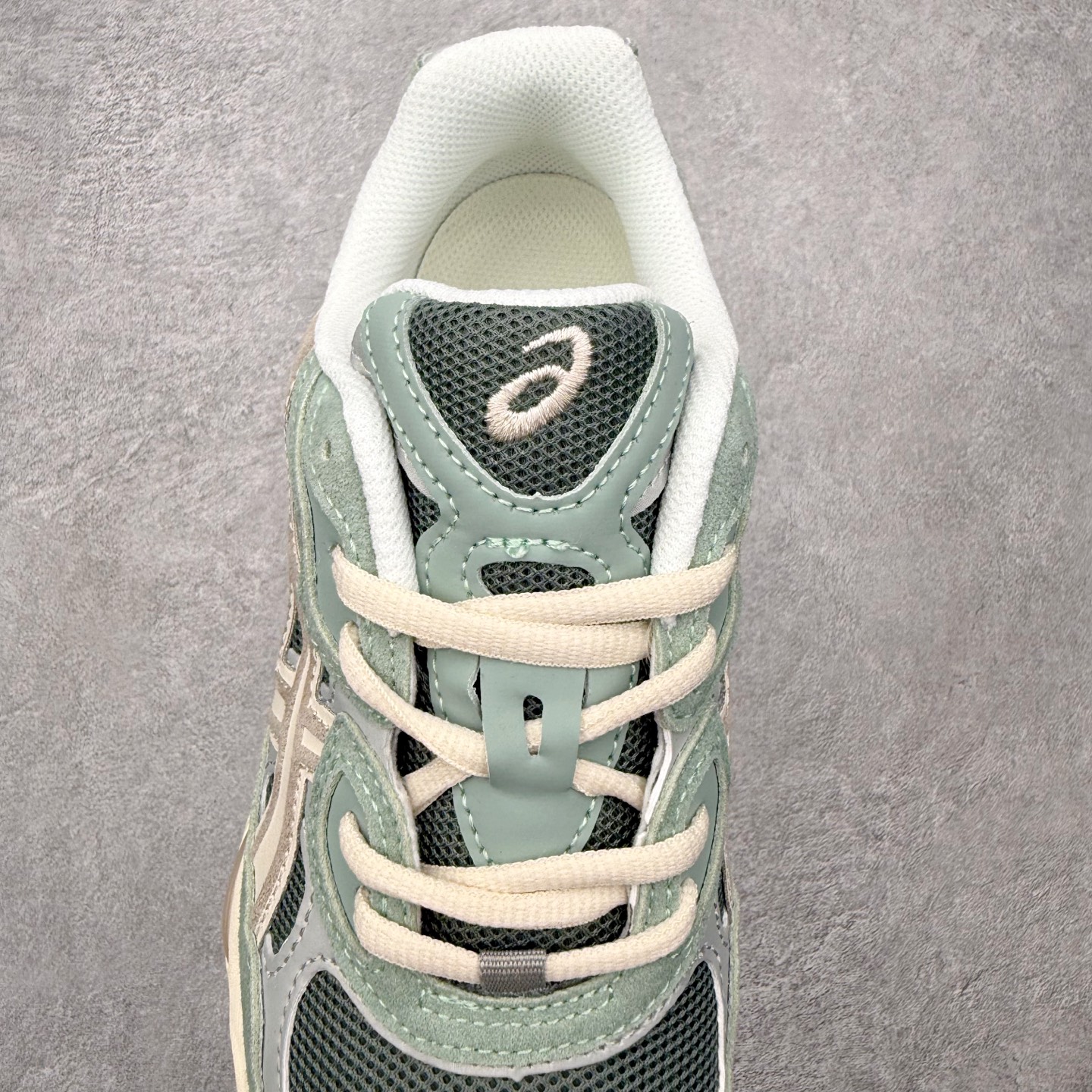 图片[5]-Asics GEL-NYC 亚瑟士防滑耐磨透气低帮运动休闲鞋 GEL-NYC™ 运动鞋的灵感源自传统和现代高性能跑步风格 其鞋面结构参考了 2000 年代初的 GEL-NIMBUS™ 3 鞋 并将其与 MC-PLUS V 设计中的各种装饰融为一体 该工装通过使用 GEL-CUMULUS® 16 鞋的工装系统来对比鞋面的复古风格 通过轻质泡沫和 GEL® 技术嵌入物的结合 这种中底结构有助于创造先进的脚底舒适度 尺码：36 37 37.5 38 39 40.5 41.5 42 42.5 43.5 44 45-选品中心