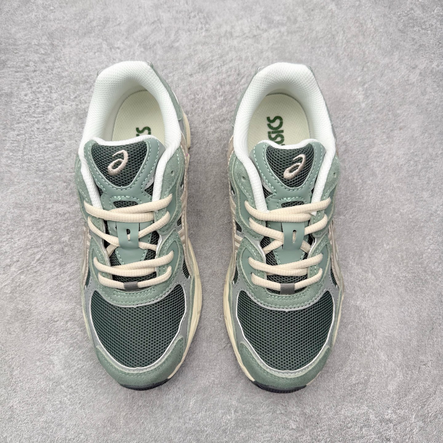 图片[2]-Asics GEL-NYC 亚瑟士防滑耐磨透气低帮运动休闲鞋 GEL-NYC™ 运动鞋的灵感源自传统和现代高性能跑步风格 其鞋面结构参考了 2000 年代初的 GEL-NIMBUS™ 3 鞋 并将其与 MC-PLUS V 设计中的各种装饰融为一体 该工装通过使用 GEL-CUMULUS® 16 鞋的工装系统来对比鞋面的复古风格 通过轻质泡沫和 GEL® 技术嵌入物的结合 这种中底结构有助于创造先进的脚底舒适度 尺码：36 37 37.5 38 39 40.5 41.5 42 42.5 43.5 44 45-选品中心