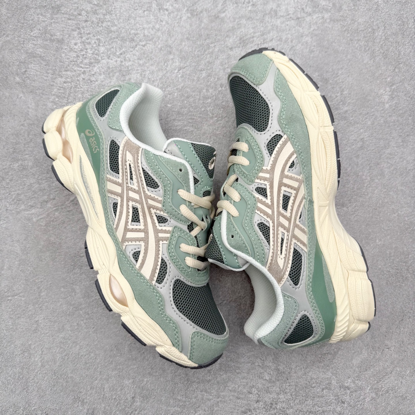 图片[3]-Asics GEL-NYC 亚瑟士防滑耐磨透气低帮运动休闲鞋 GEL-NYC™ 运动鞋的灵感源自传统和现代高性能跑步风格 其鞋面结构参考了 2000 年代初的 GEL-NIMBUS™ 3 鞋 并将其与 MC-PLUS V 设计中的各种装饰融为一体 该工装通过使用 GEL-CUMULUS® 16 鞋的工装系统来对比鞋面的复古风格 通过轻质泡沫和 GEL® 技术嵌入物的结合 这种中底结构有助于创造先进的脚底舒适度 尺码：36 37 37.5 38 39 40.5 41.5 42 42.5 43.5 44 45-选品中心