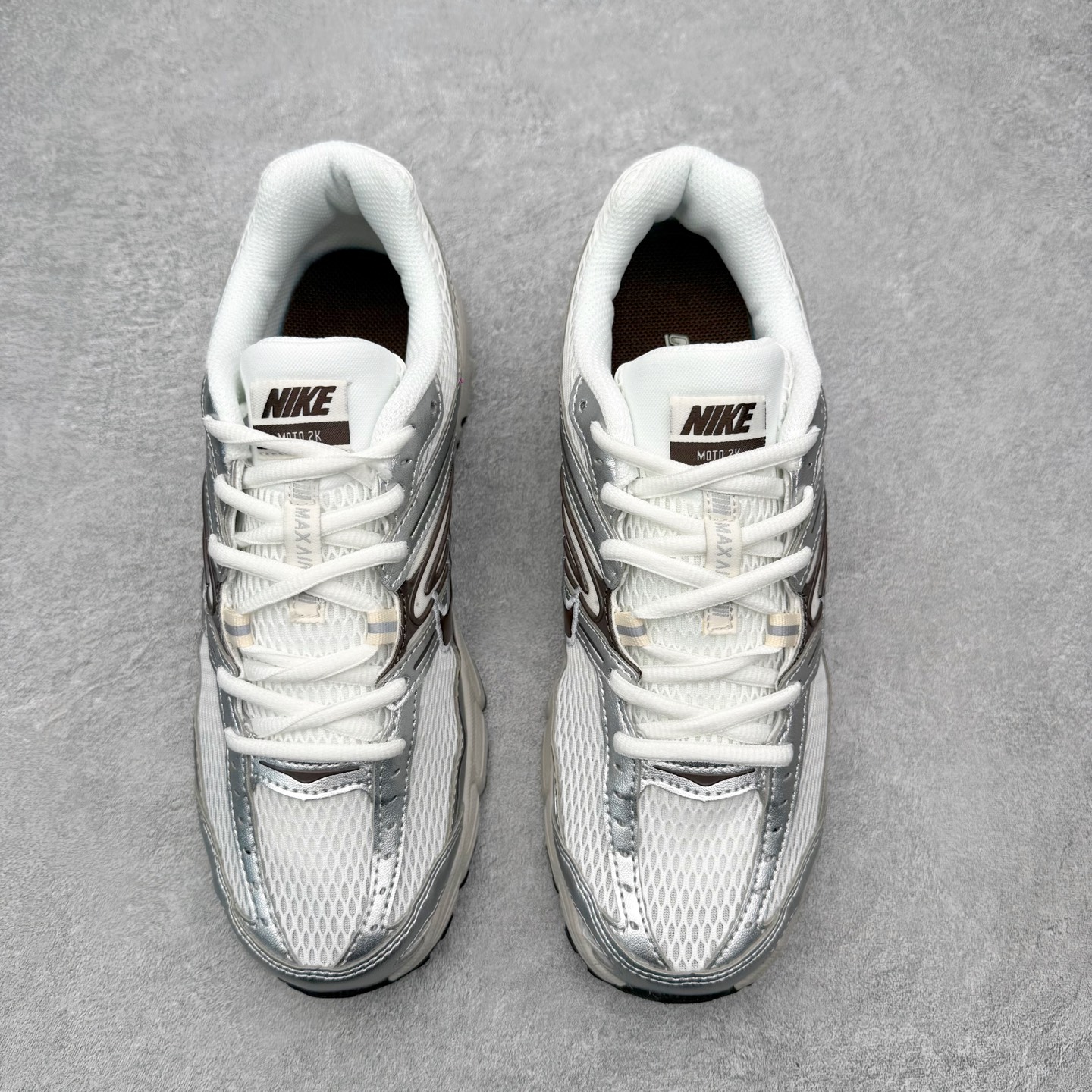 图片[2]-NK Air Max Moto 2K 舒适百搭耐磨 低帮跑步鞋 实拍调校N版已经零色差零失真 百分百还原实物色彩所见即所得 不存在货不对板色差等低级问题 选购参考实物拍摄 不混卖不参货 只用心做好货严格选品 承诺混一赔十 尺码：36 36.5 37.5 38 38.5 39 40 40.5 41 42 42.5 43 44 44.5 45-选品中心