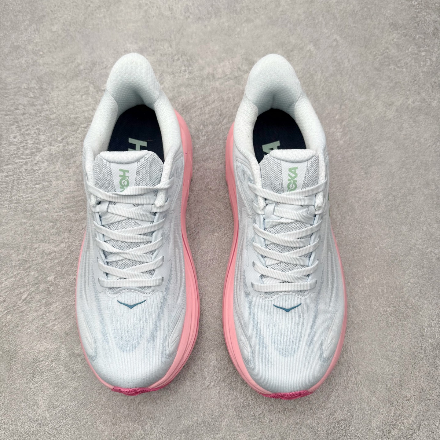 图片[2]-HOKA ONE ONE Clifton 克里夫顿10代专业性能减震公路跑步鞋 轻盈透气的针织网面和纱线的使用让鞋面更挺拔 增强鞋面的强度和支撑性能 搭配柔软的鞋舌 让双脚在舒适包裹中跑的更加畅快 全新泡棉中底 柔软的同时增强回弹性能 为不同跑者提供更平稳流畅的脚感 带来全面的缓冲保护 根据人体工程学设计的延长拉襟 后跟处弹软的海绵填充舒适固定 避免掉跟和摩擦 相比上一代光滑的内衬 Clifton 的内衬增强了摩擦力 避免双脚在鞋内滑动 尺码：36 36.5 37.5 38 38.5 39 40 40.5 41 42 42.5 43 44 44.5 45-选品中心