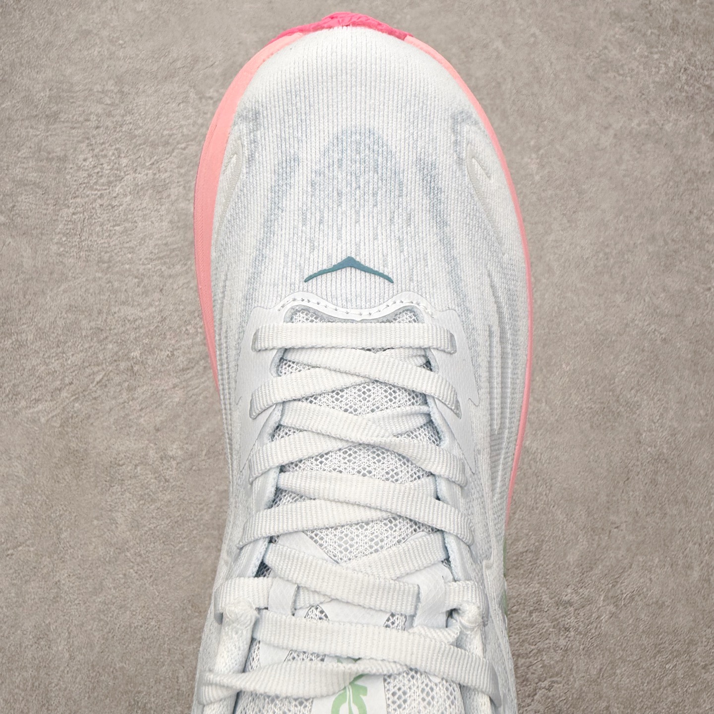 图片[4]-HOKA ONE ONE Clifton 克里夫顿10代专业性能减震公路跑步鞋 轻盈透气的针织网面和纱线的使用让鞋面更挺拔 增强鞋面的强度和支撑性能 搭配柔软的鞋舌 让双脚在舒适包裹中跑的更加畅快 全新泡棉中底 柔软的同时增强回弹性能 为不同跑者提供更平稳流畅的脚感 带来全面的缓冲保护 根据人体工程学设计的延长拉襟 后跟处弹软的海绵填充舒适固定 避免掉跟和摩擦 相比上一代光滑的内衬 Clifton 的内衬增强了摩擦力 避免双脚在鞋内滑动 尺码：36 36.5 37.5 38 38.5 39 40 40.5 41 42 42.5 43 44 44.5 45-选品中心